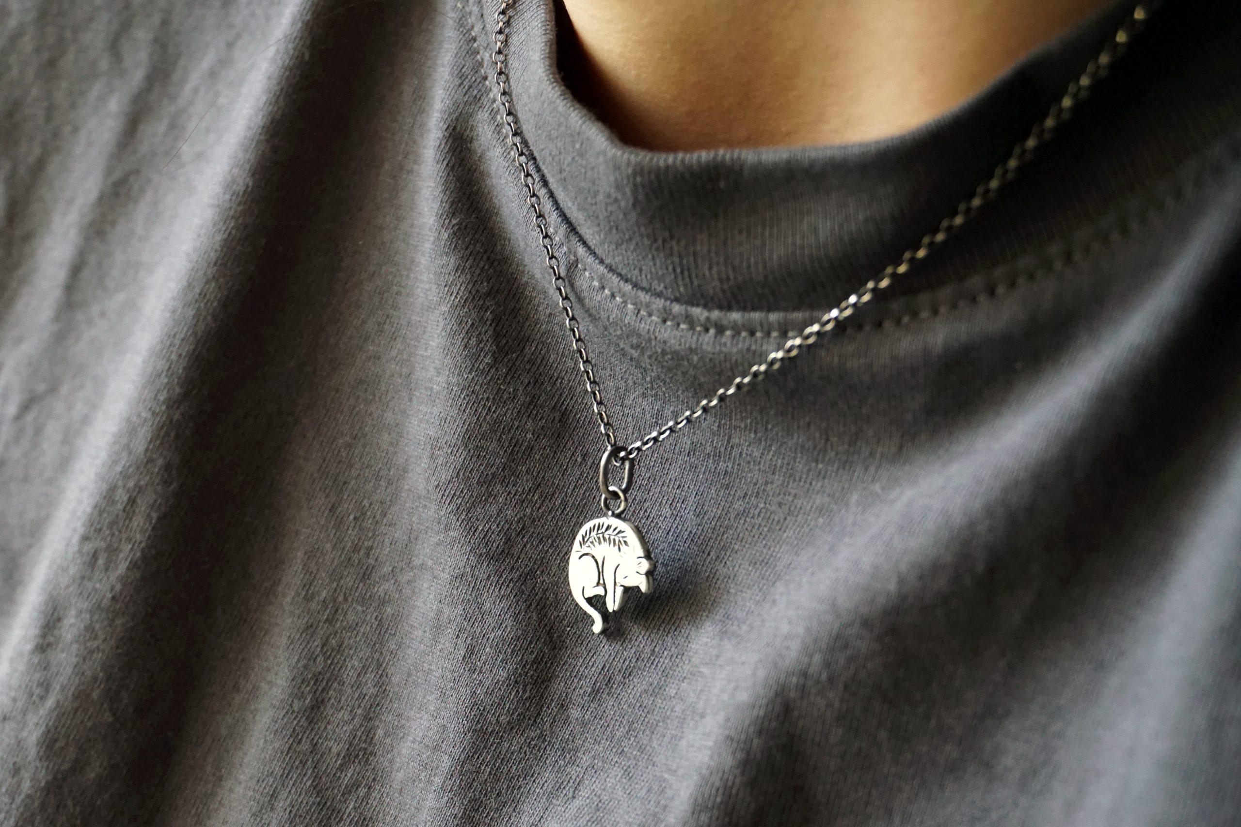Sleeping cat with engraved leaves - pendant (made to order) - Image 5
