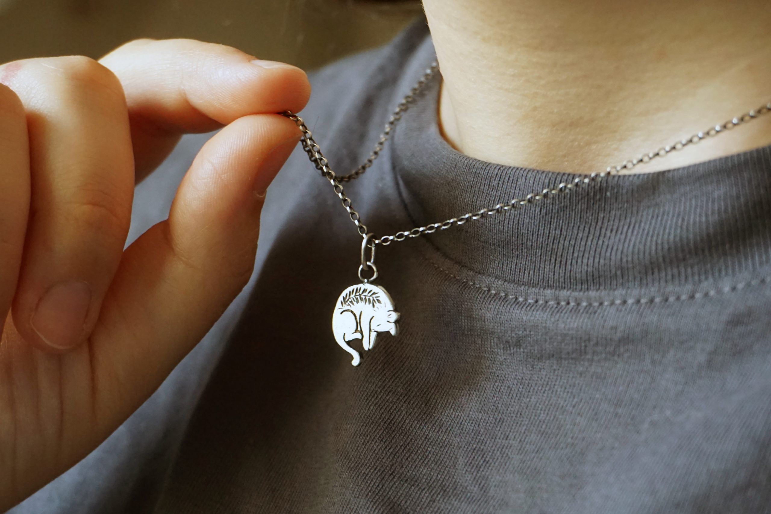 Sleeping cat with engraved leaves - pendant (made to order) - Image 13