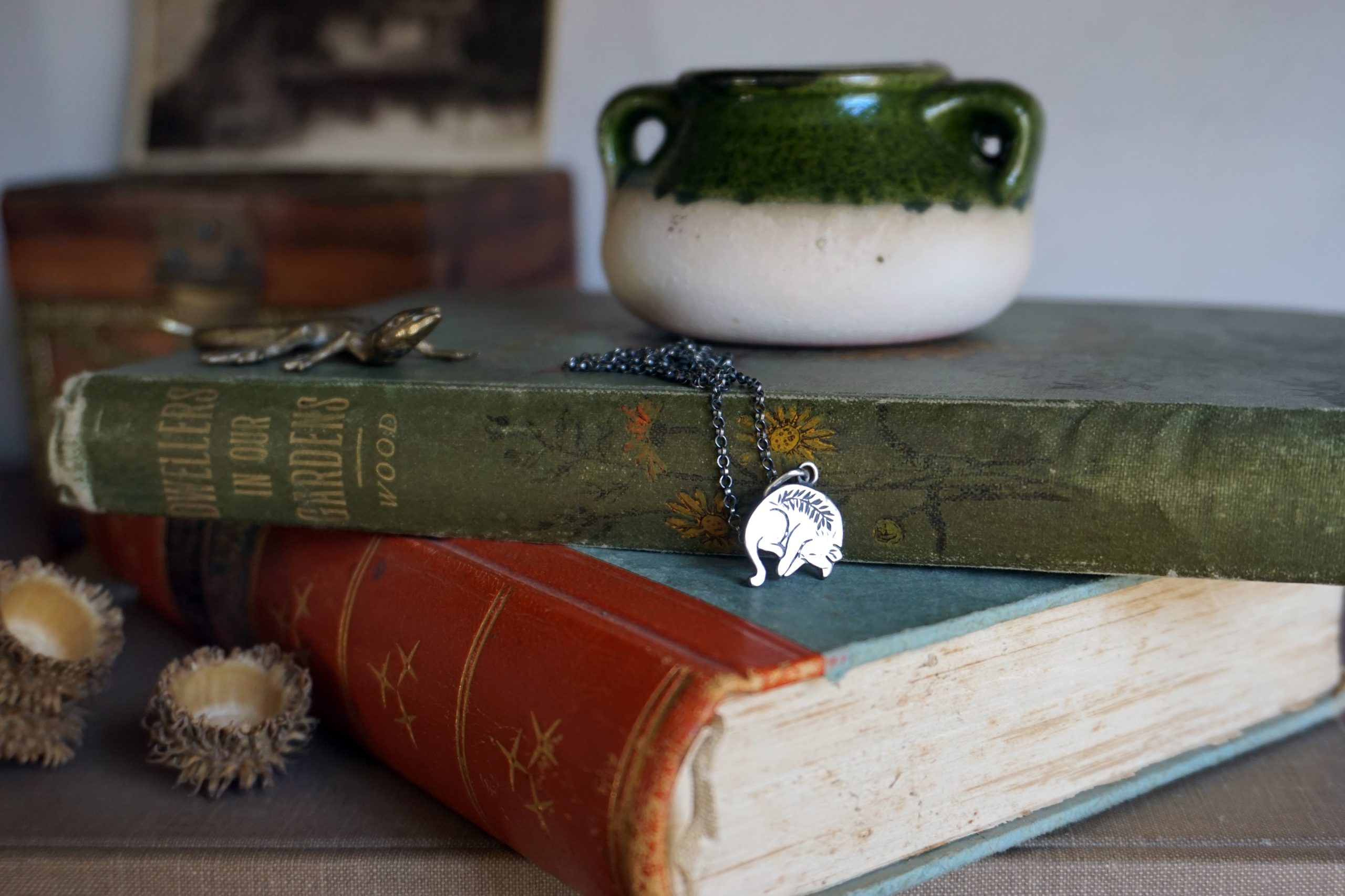 Sleeping cat with engraved leaves - pendant (made to order) - Image 2