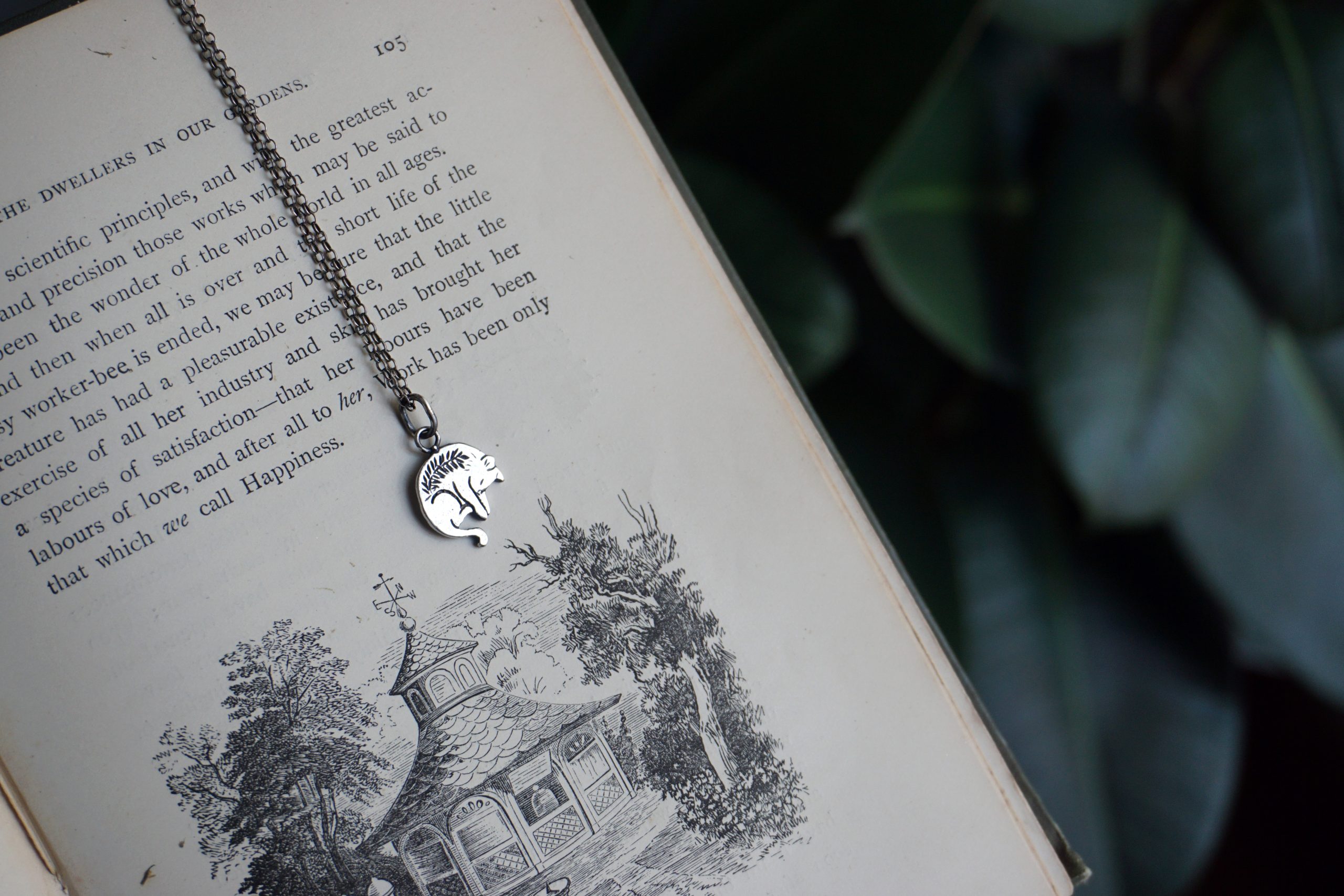 Sleeping cat with engraved leaves - pendant (made to order) - Image 9