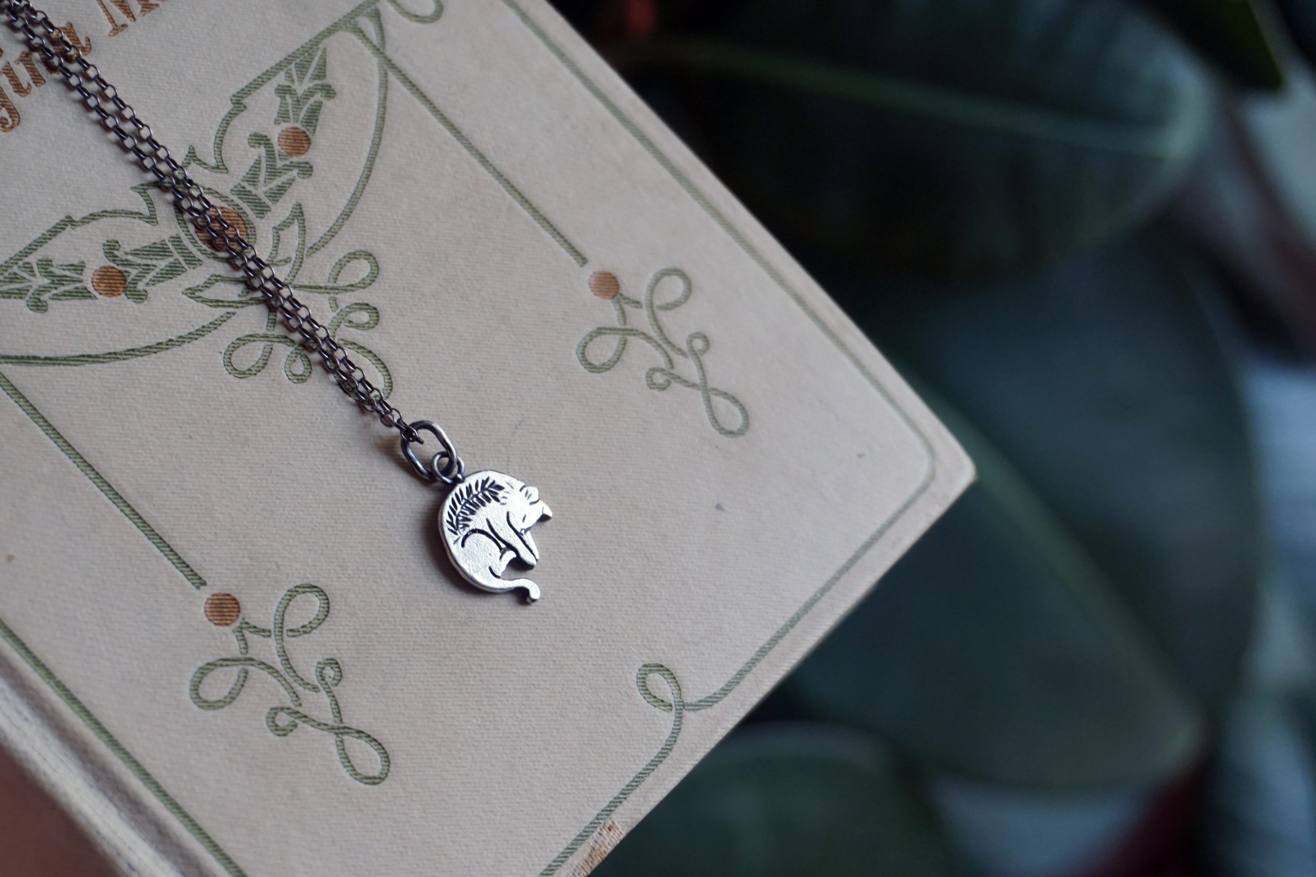 Sleeping cat with engraved leaves - pendant (made to order) - Image 11