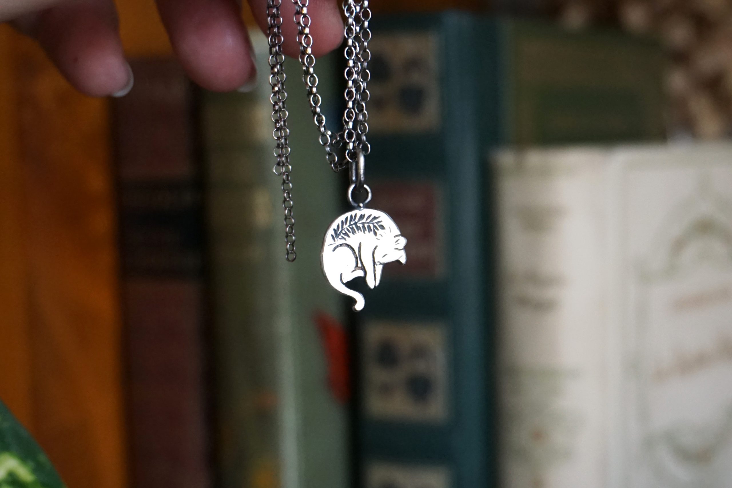Sleeping cat with engraved leaves - pendant (made to order) - Image 10