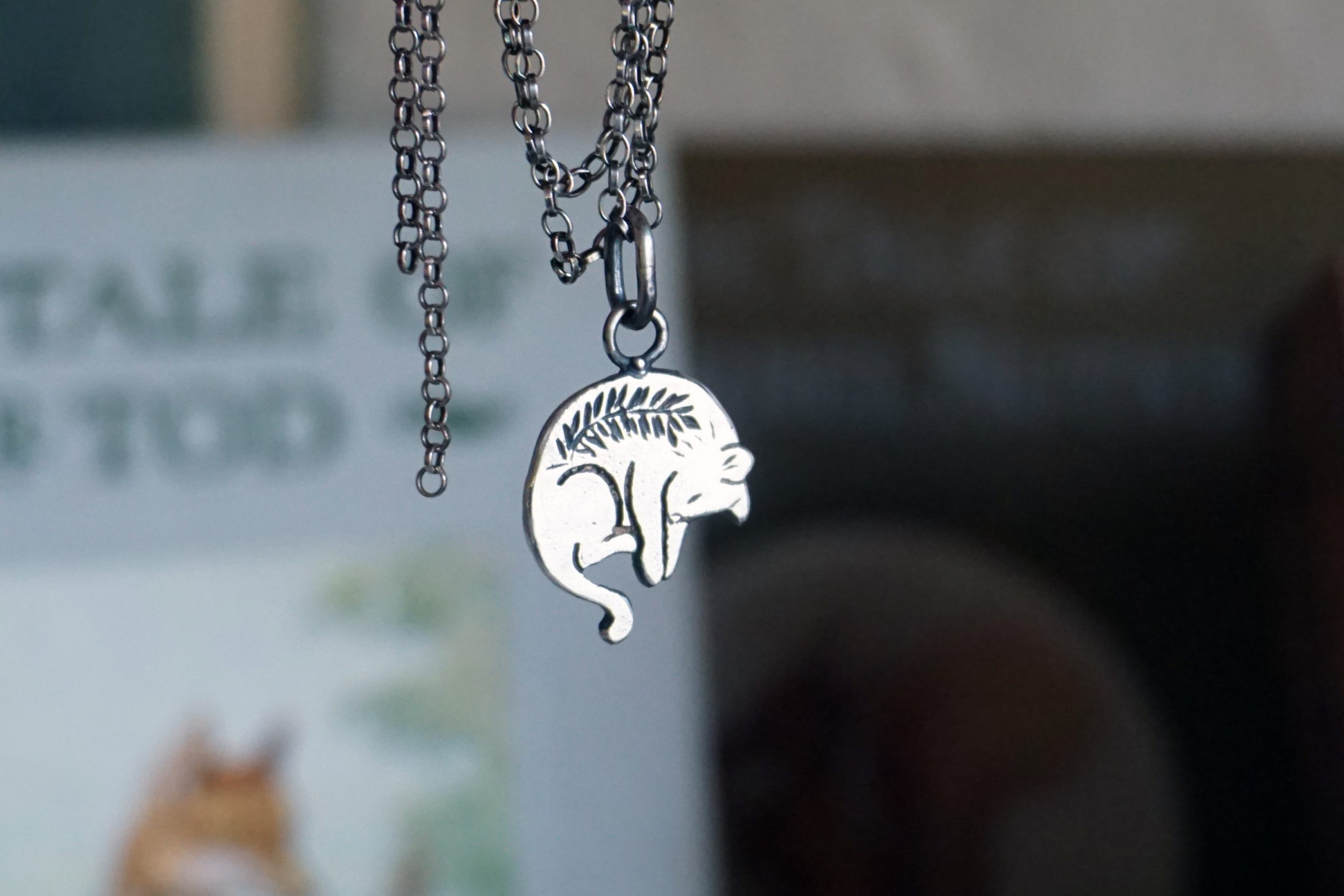 Sleeping cat with engraved leaves - pendant (made to order) - Image 12