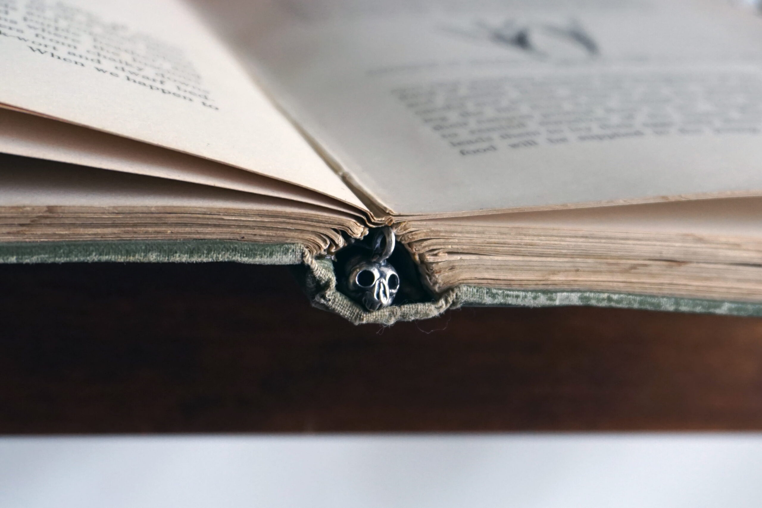 "memento mori" teschietto in miniatura - ciondolo (su ordinazione) - immagine 2