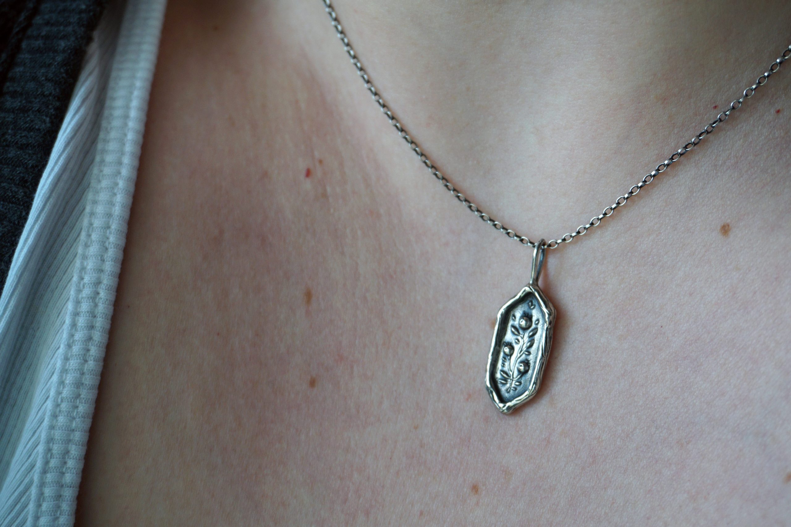 Berries, bas-relief - pendant (made to order) - Image 3