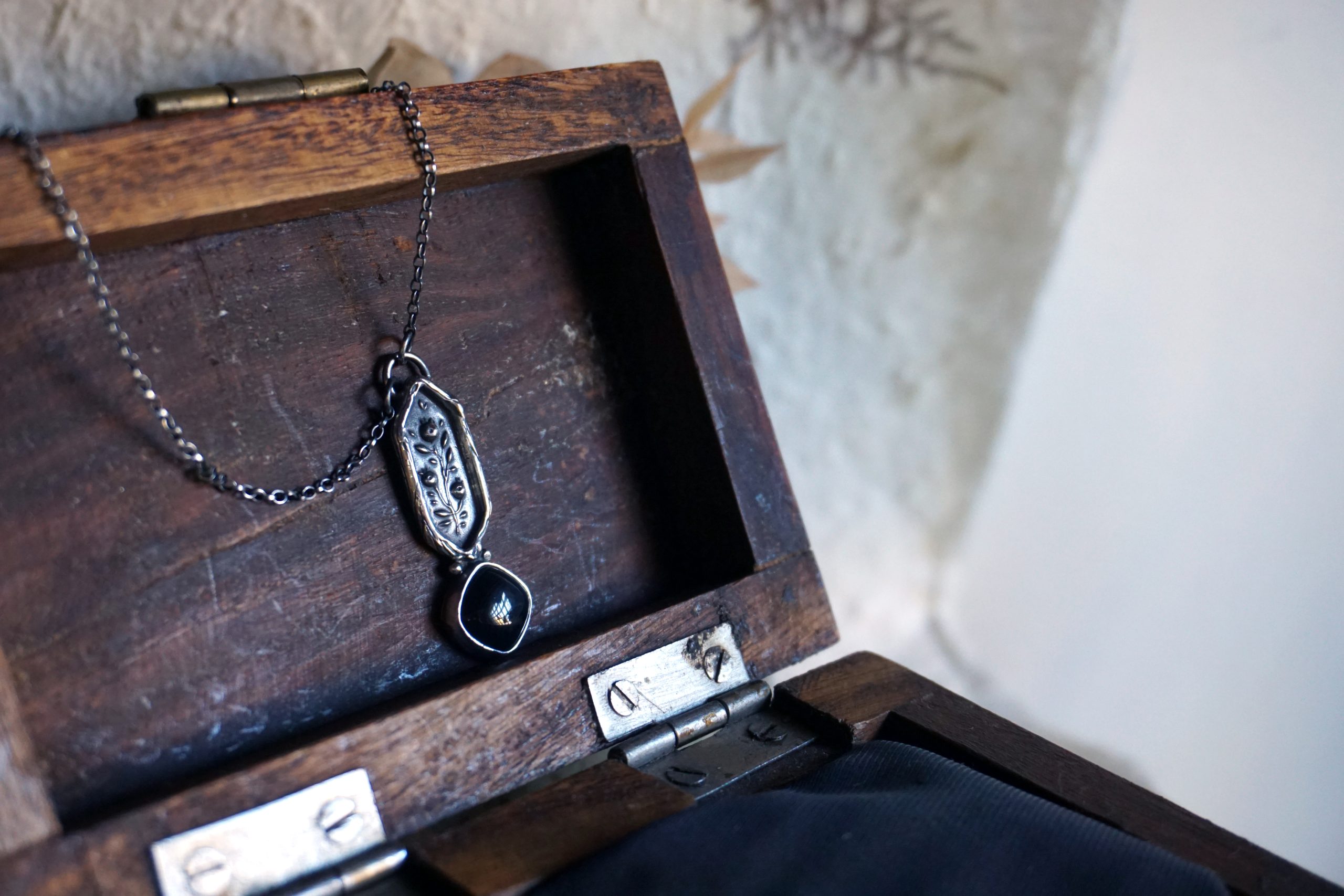 Berries, bas-relief with striated black agate - necklace (one of a kind) - Image 7