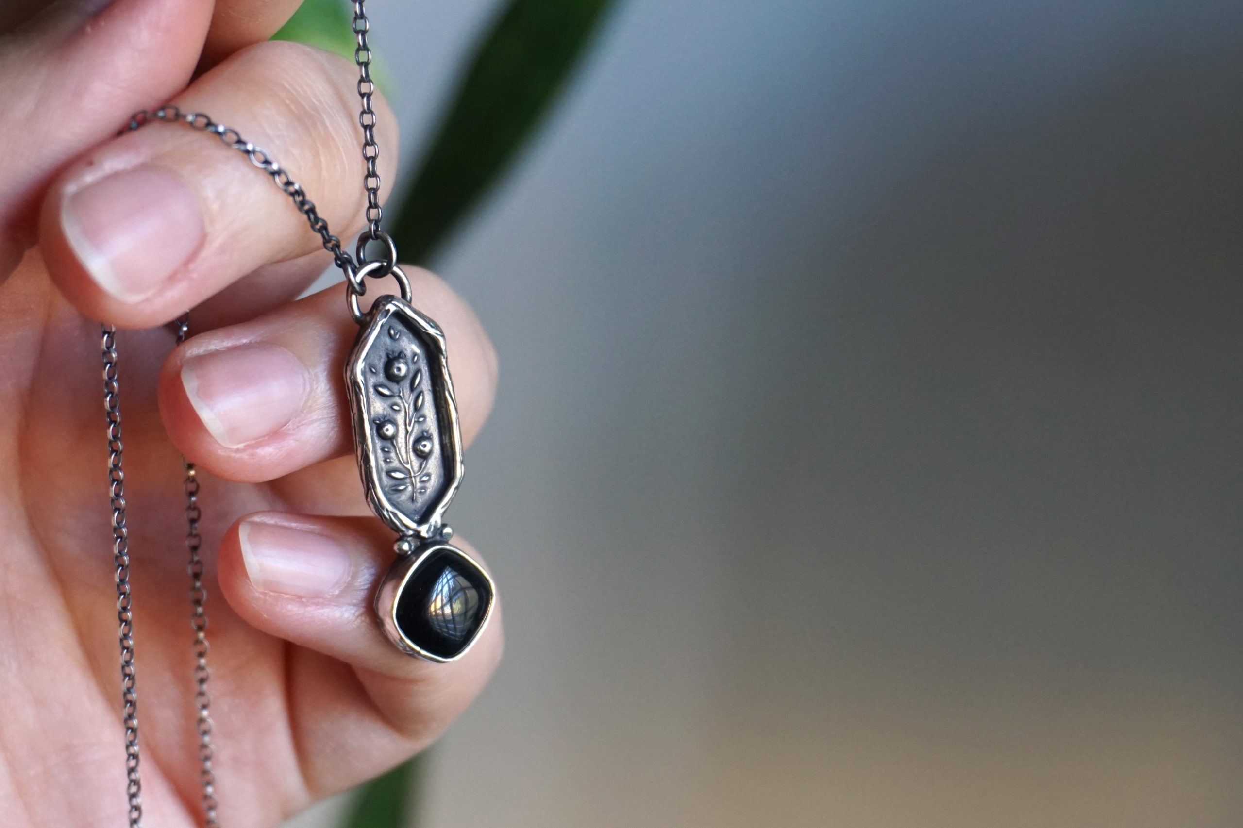 Berries, bas-relief with striated black agate - necklace (one of a kind) - Image 3