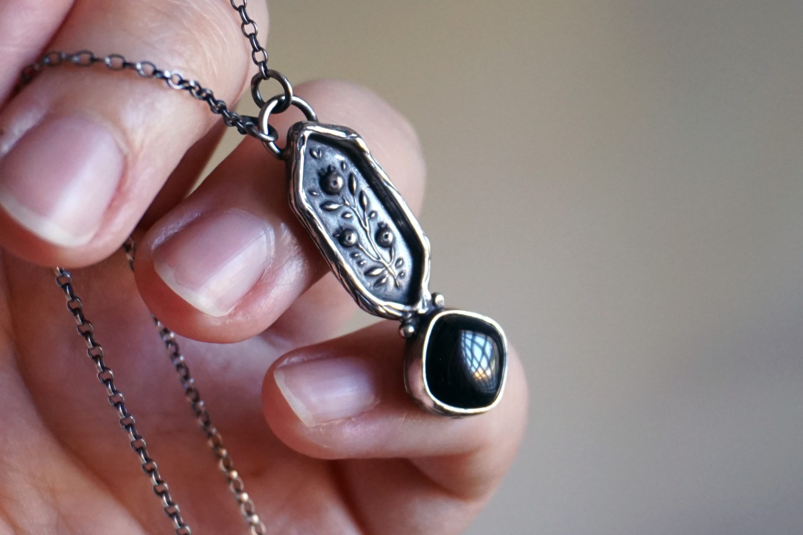 Berries, bas-relief with striated black agate - necklace (one of a kind)