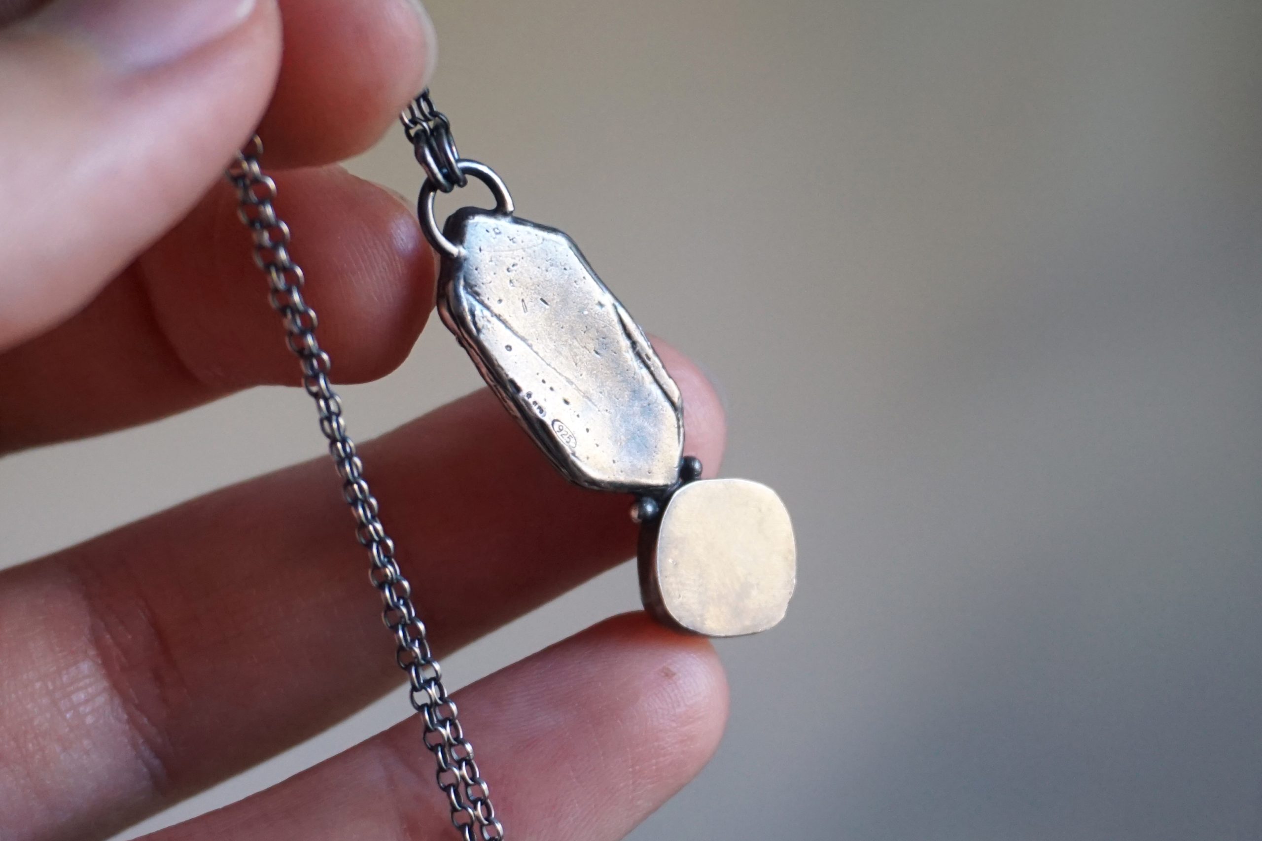 Berries, bas-relief with striated black agate - necklace (one of a kind) - Image 4