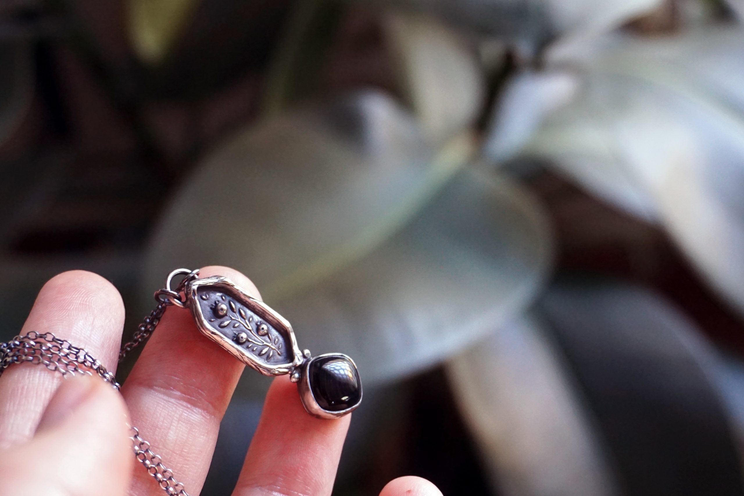 Berries, bas-relief with striated black agate - necklace (one of a kind) - Image 5