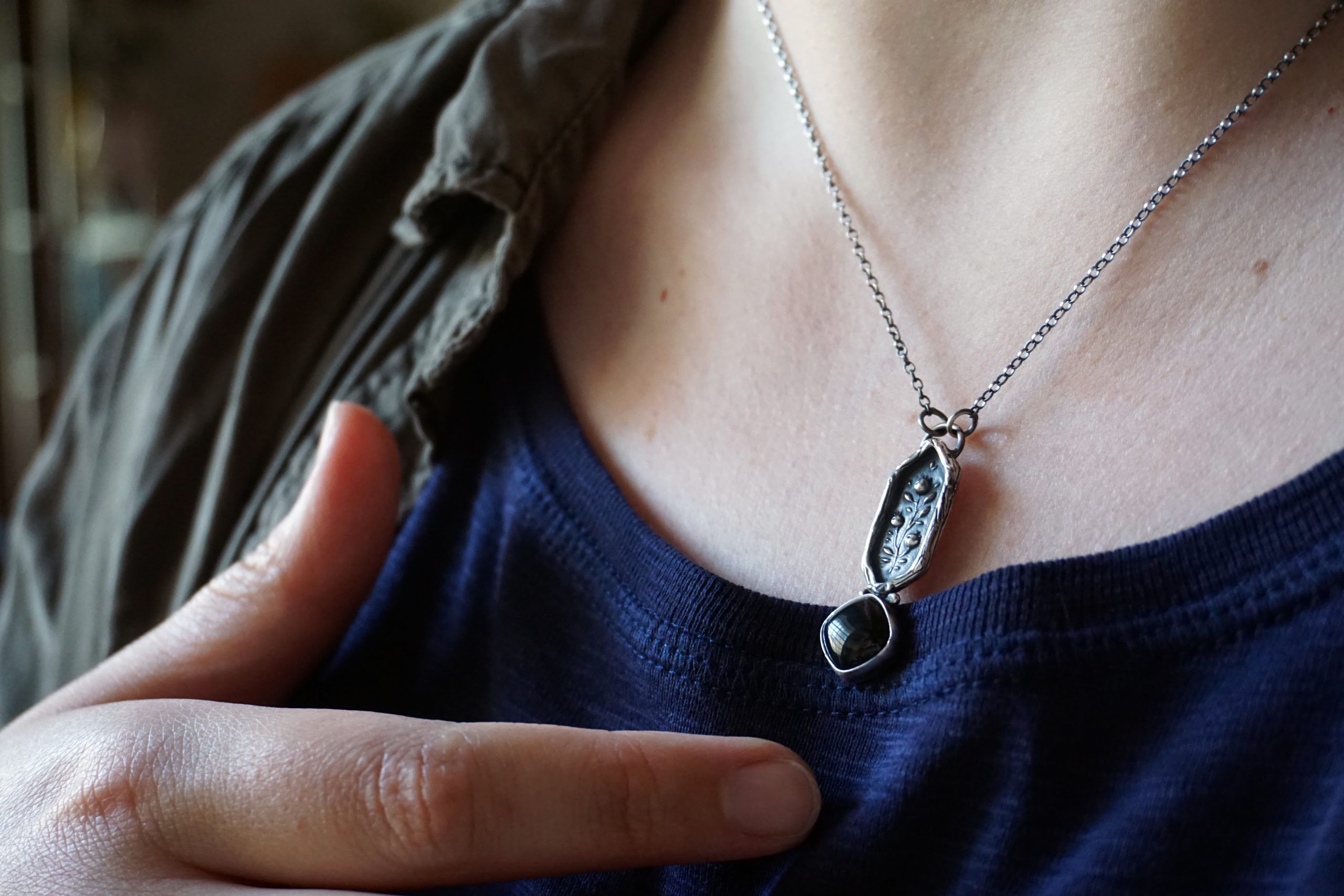 Berries, bas-relief with striated black agate - necklace (one of a kind) - Image 2
