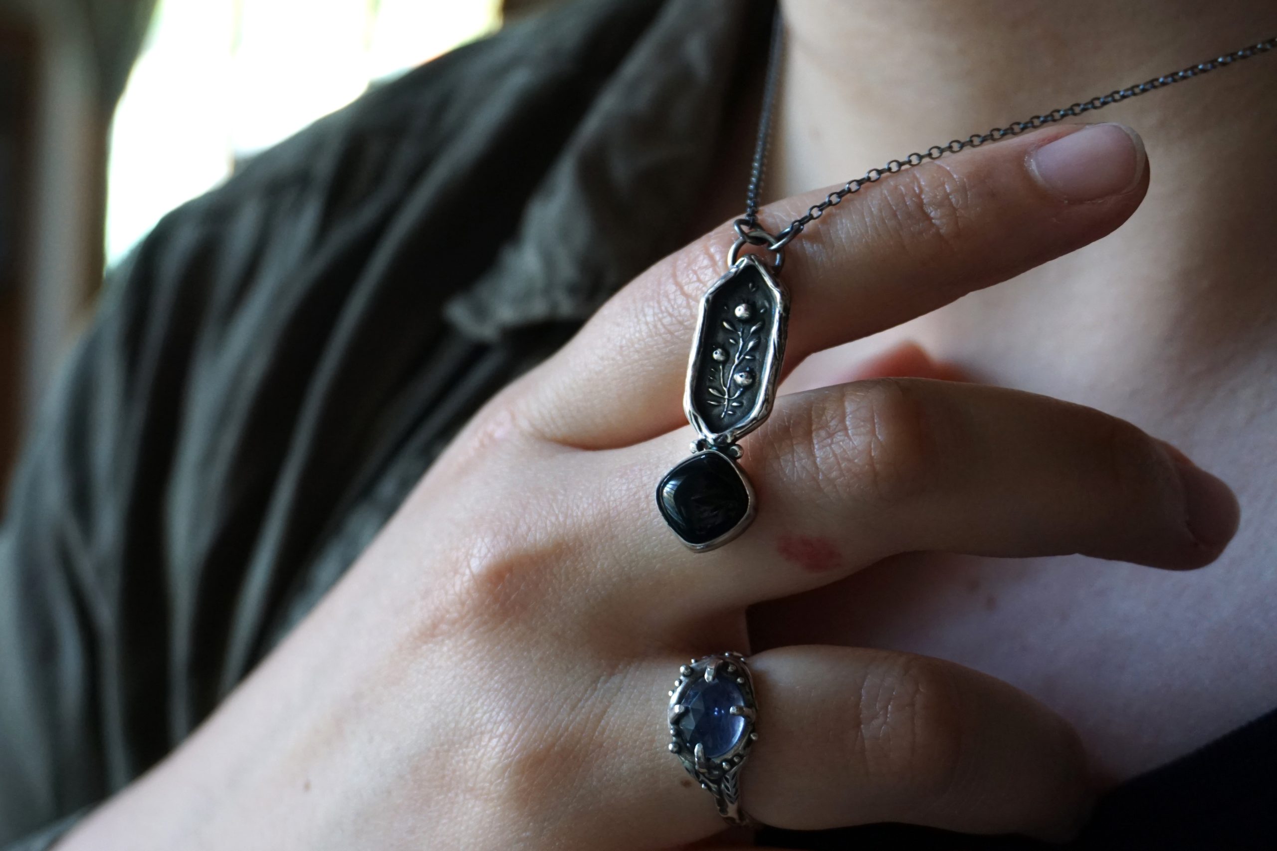 Berries, bas-relief with striated black agate - necklace (one of a kind) - Image 6