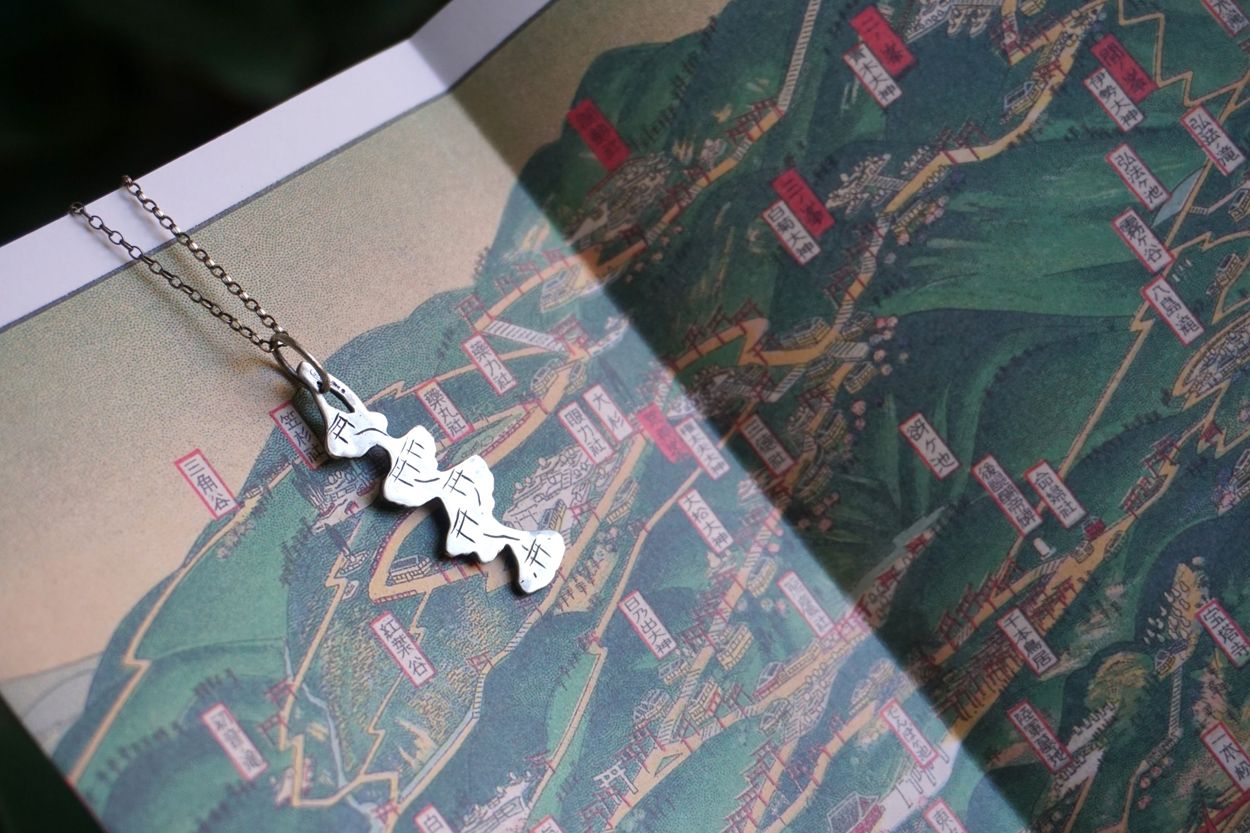 "Ginkgo path", torii engravings on the back - pendant - Image 8