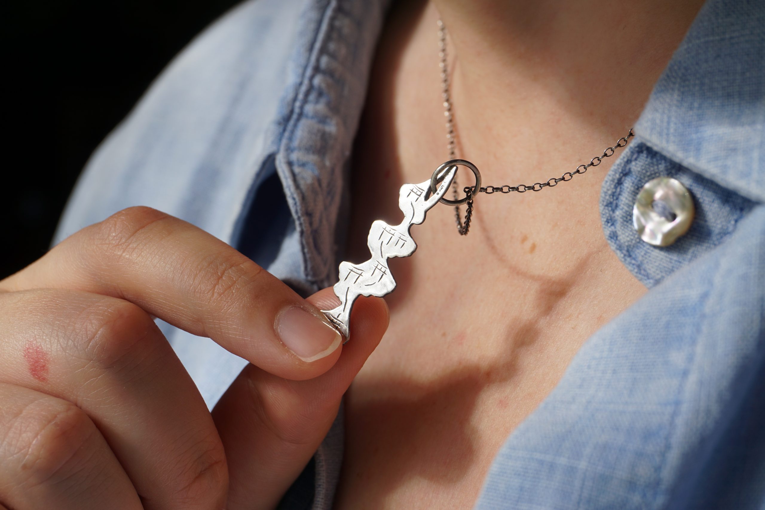 "Ginkgo path", torii engravings on the back - pendant - Image 3