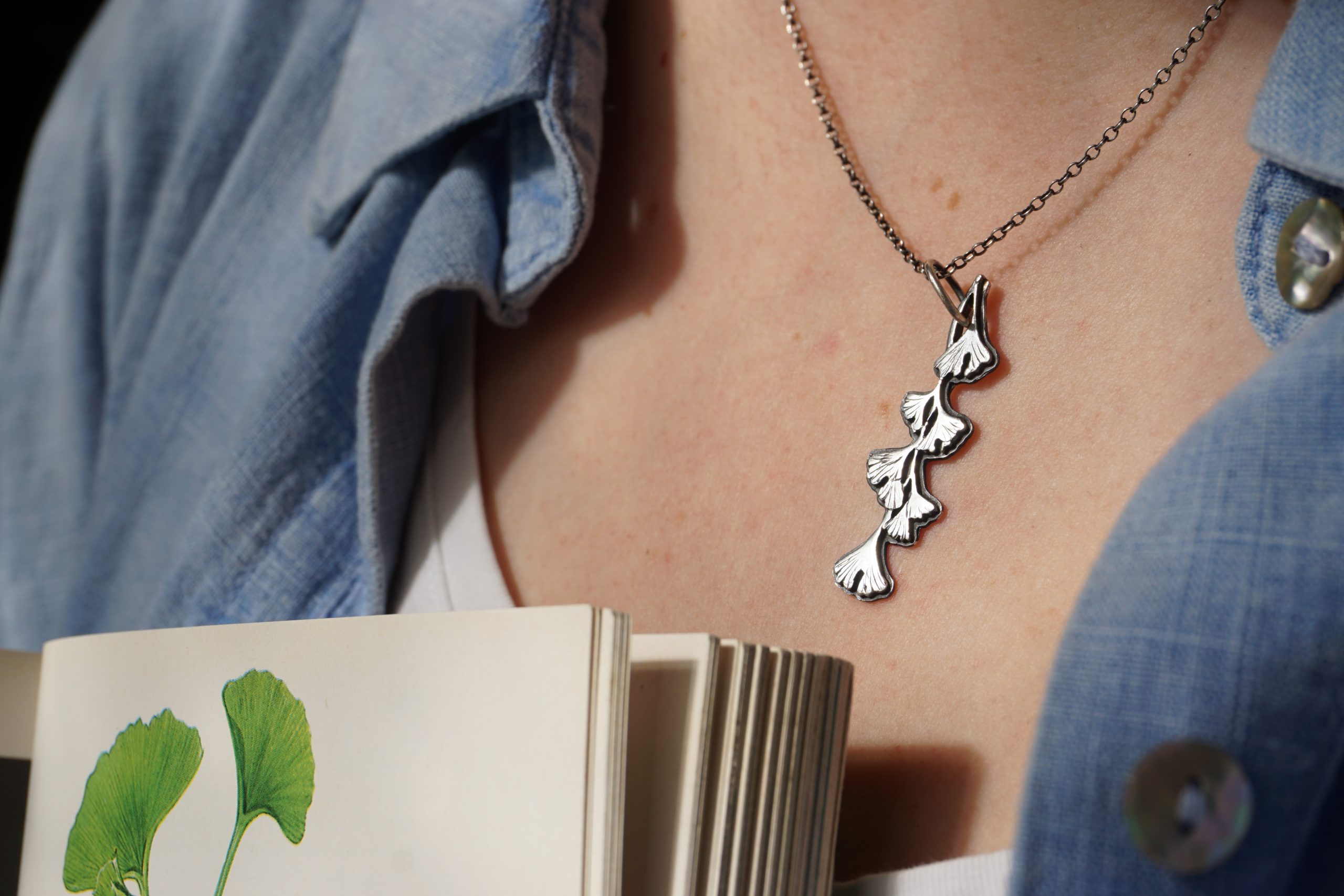 "Ginkgo path", torii engravings on the back - pendant - Image 2