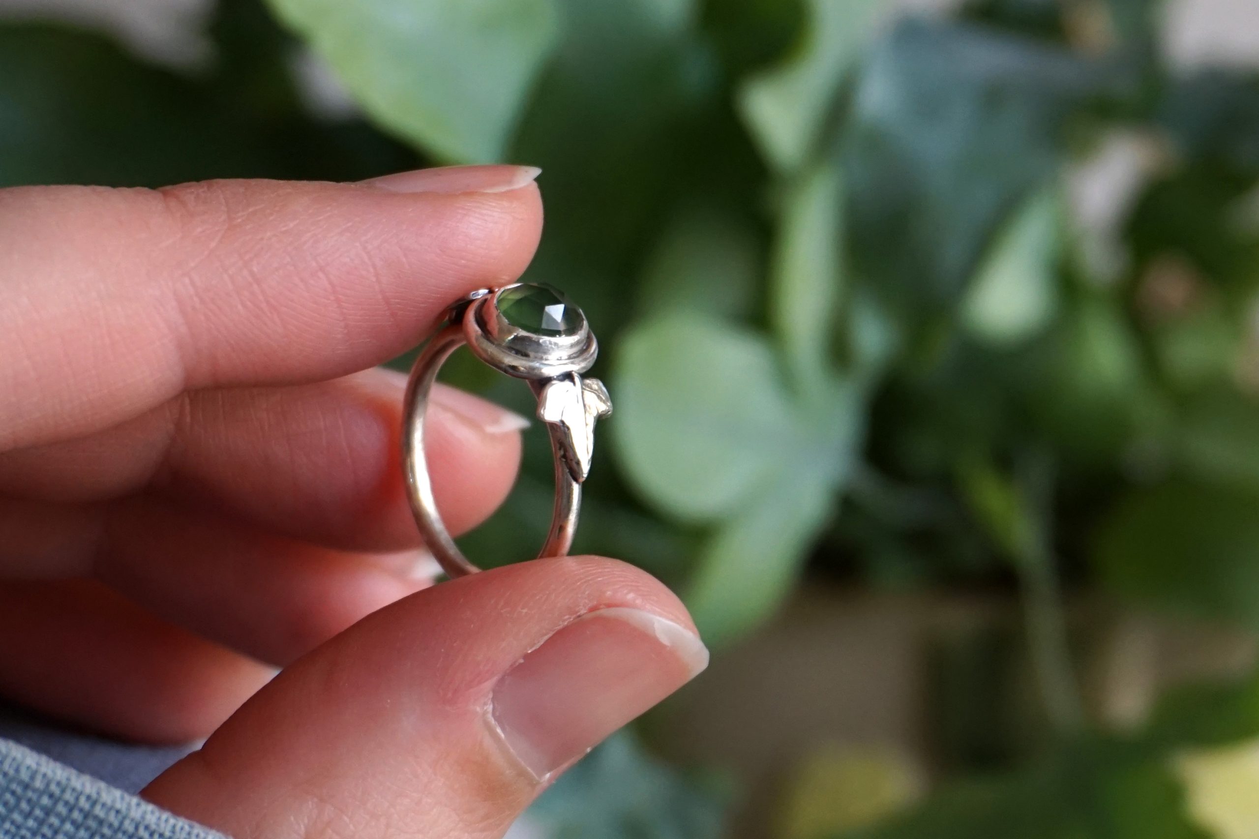 Anello "Semper Viridis" con serpentino e impressione d'edera - (su ordinazione) - immagine 5