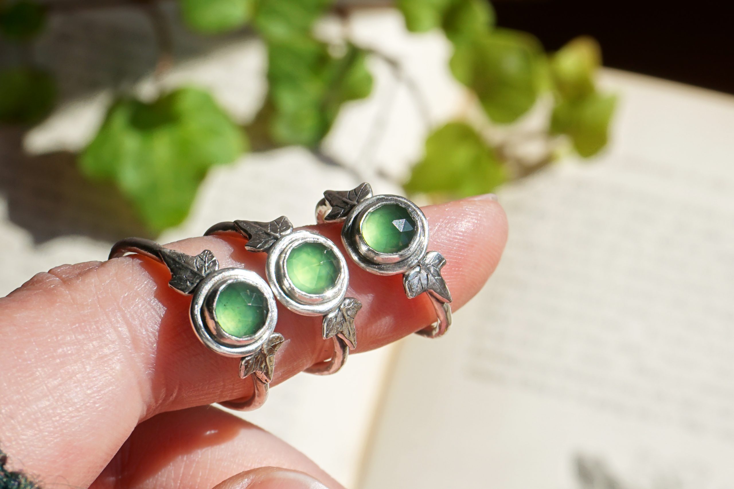 Anello "Semper Viridis" con serpentino e impressione d'edera - (su ordinazione)