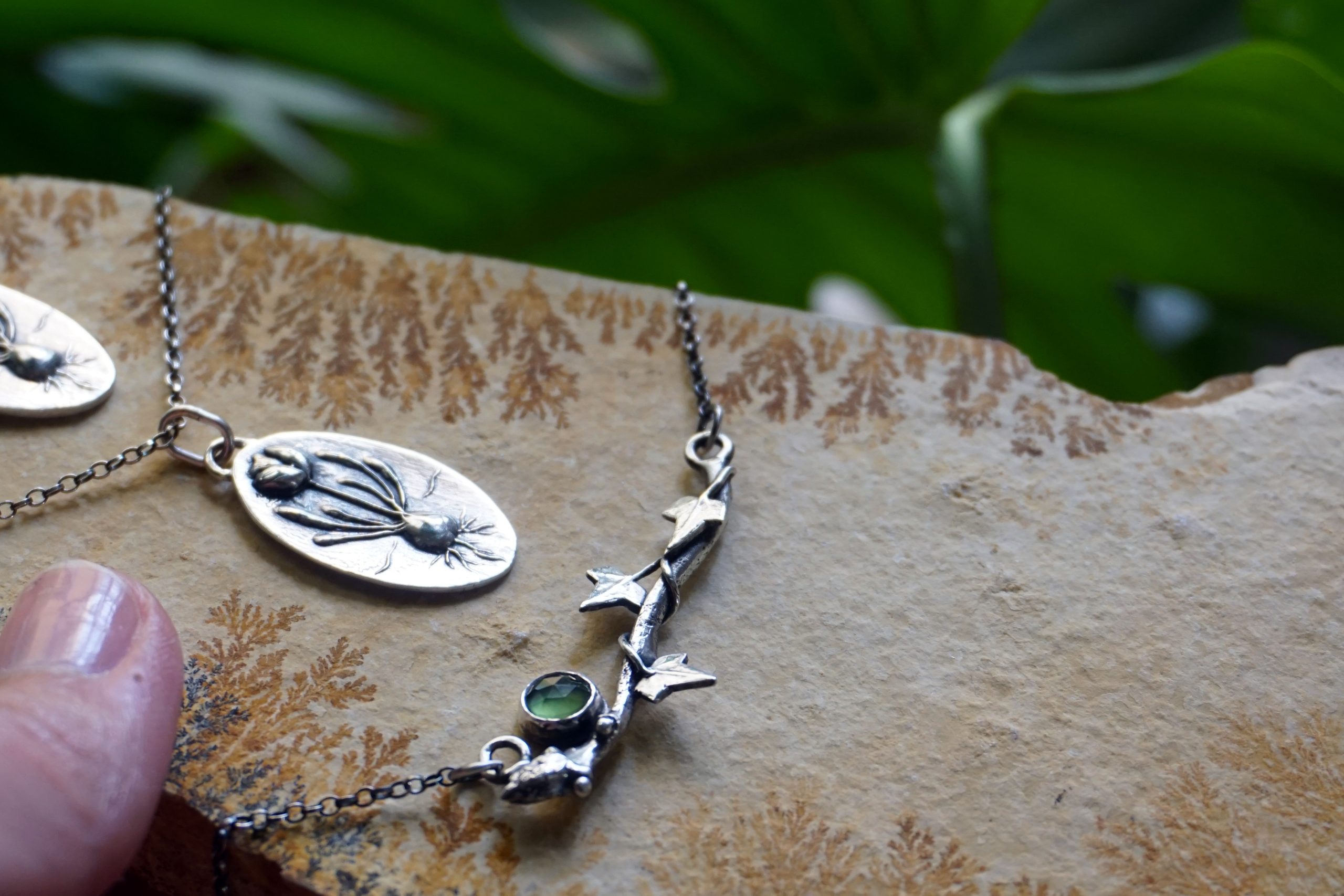 Ivy and oak, perseverance and strength, with serpentine - necklace (one of a kind) - Image 6