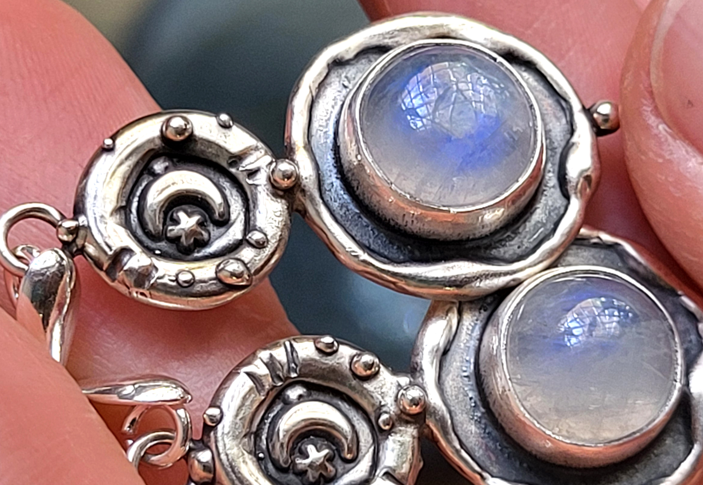 "Notte di luna" labradorite bianca - orecchini (pezzo unico) - immagine 2