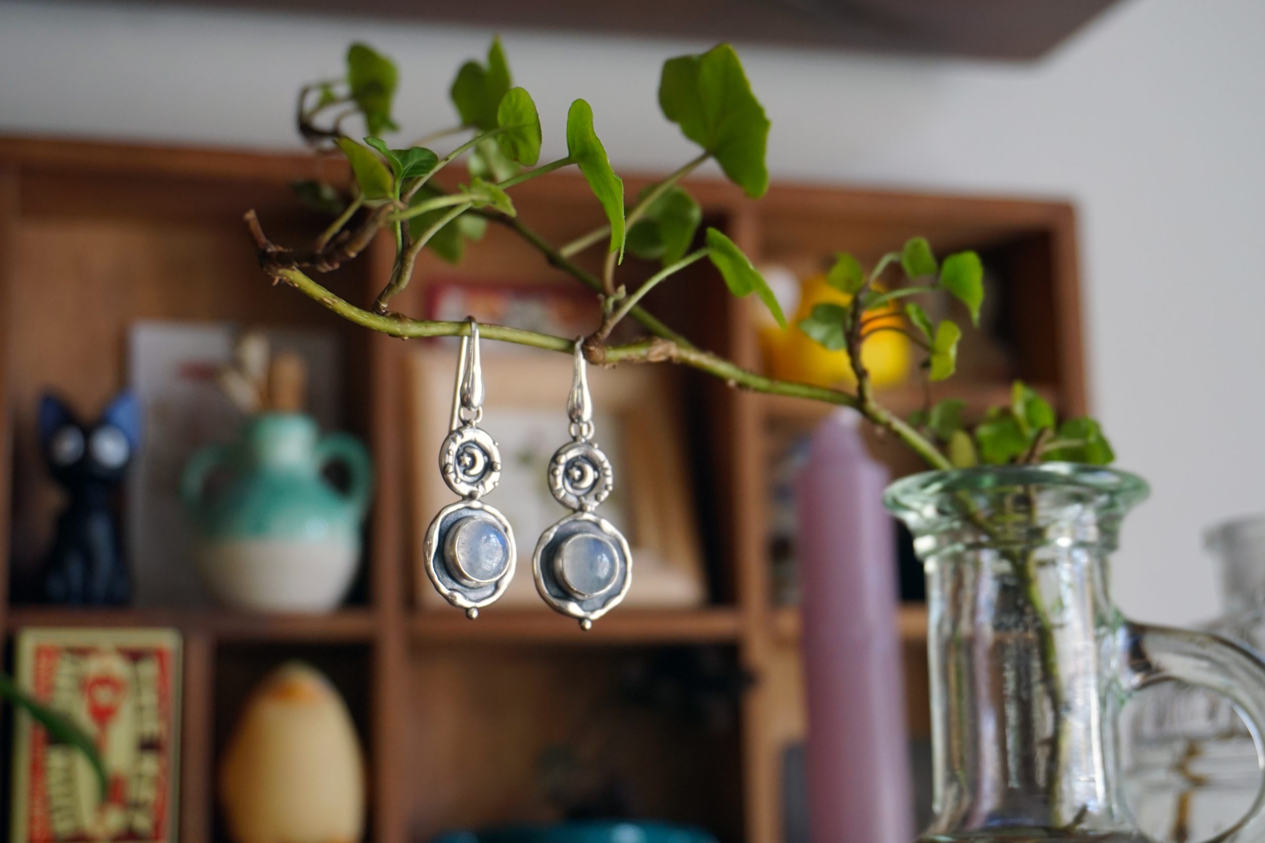 "Notte di luna" labradorite bianca - orecchini (pezzo unico) - immagine 5