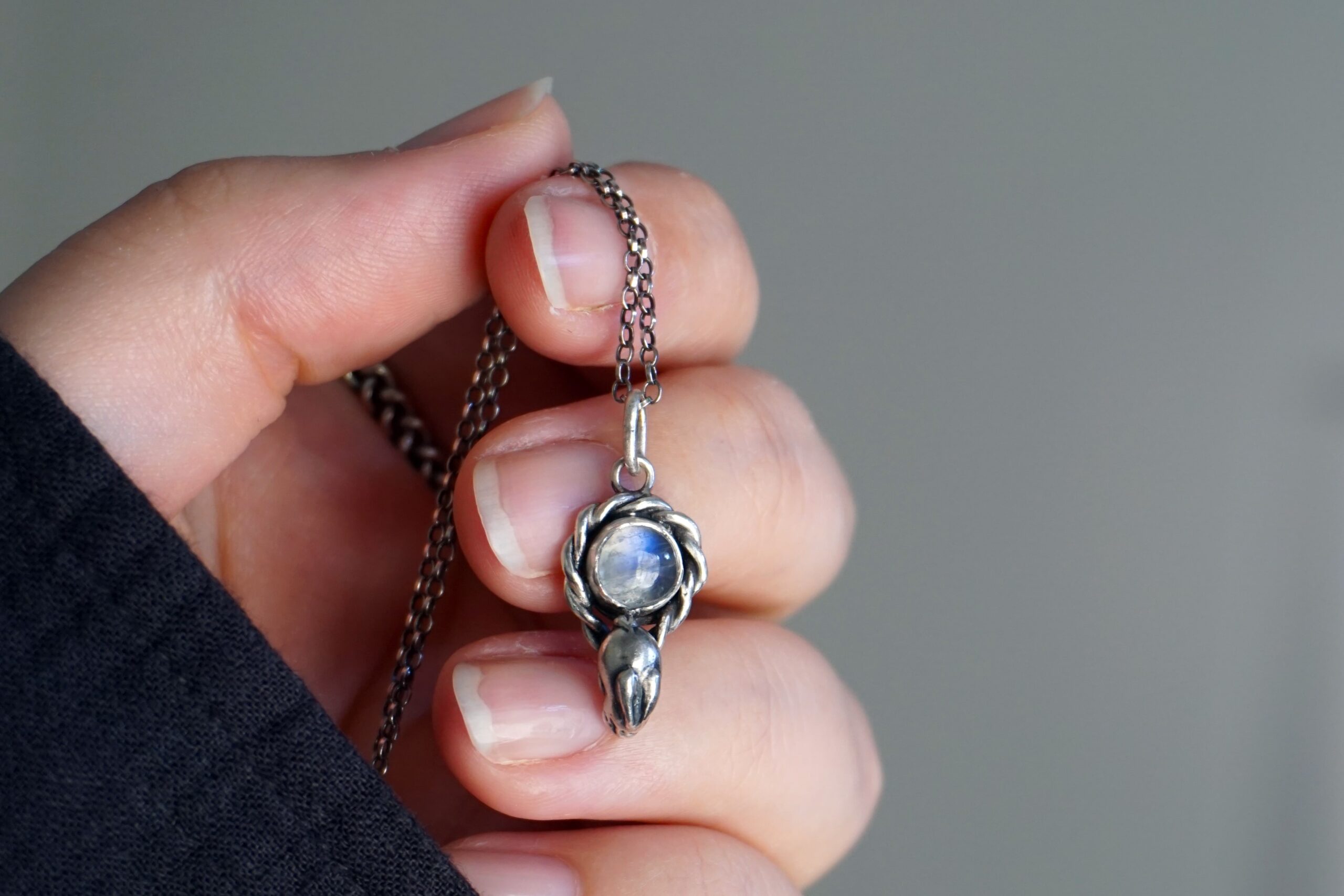 Coniglio della luna, moonstone - ciondolo (pezzo unico) - immagine 2