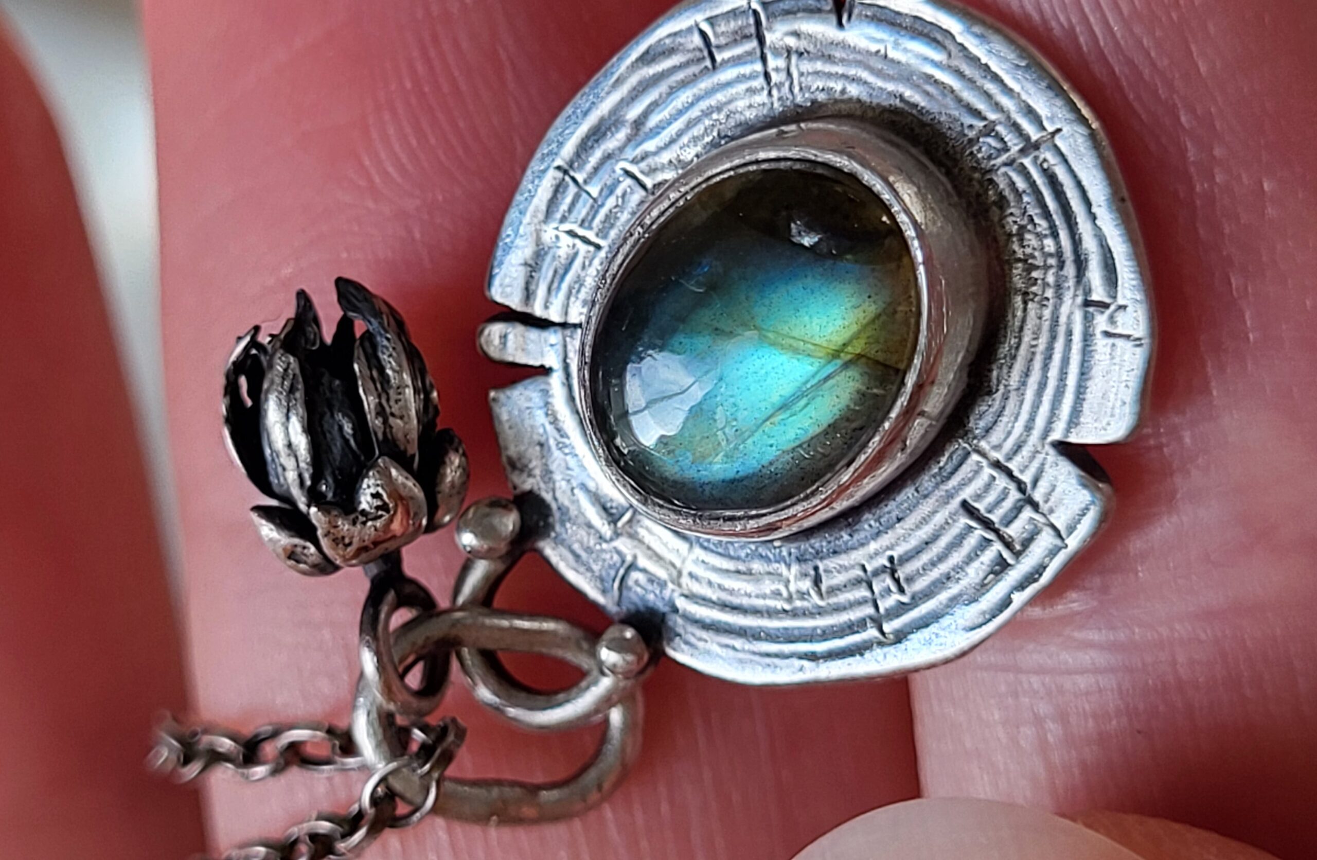 "Tronco" con labradorite e piccolo fiore - ciondolo (pezzo unico) - immagine 2
