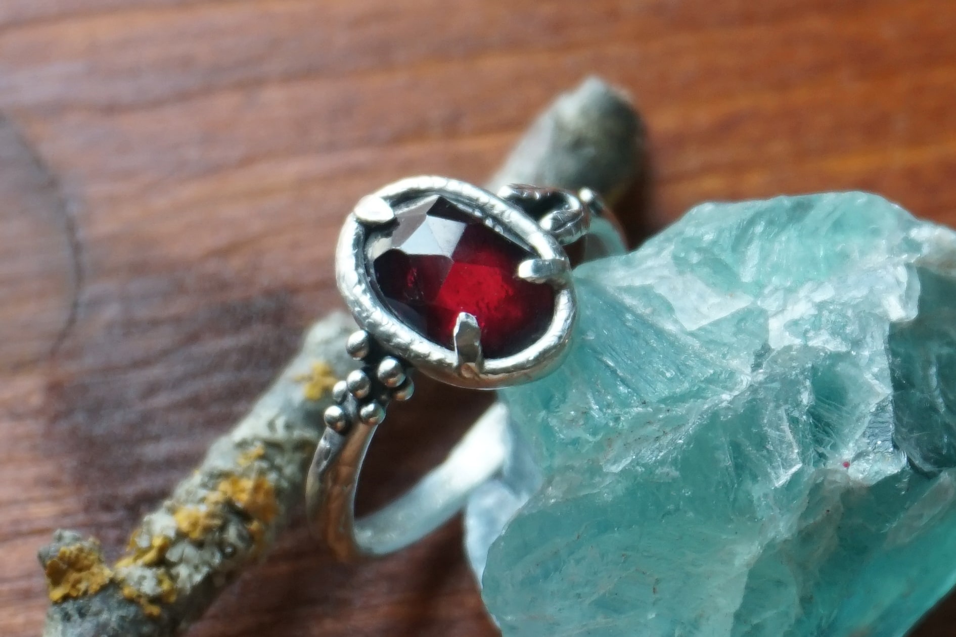 (taglia 20.5 ITA) granato e foglioline - anello (pezzo unico)