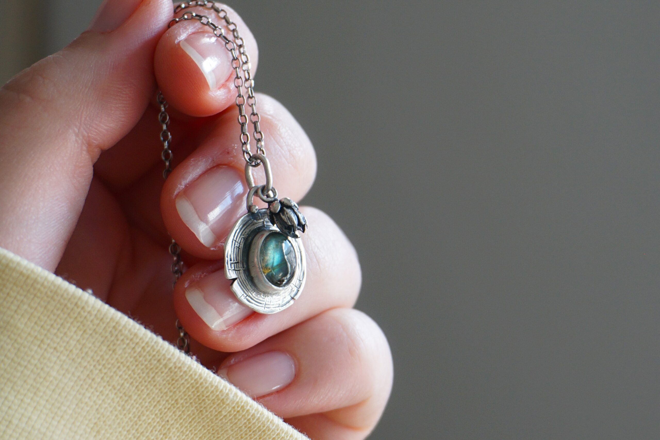 "Tronco" con labradorite e piccolo fiore - ciondolo (pezzo unico) - immagine 3