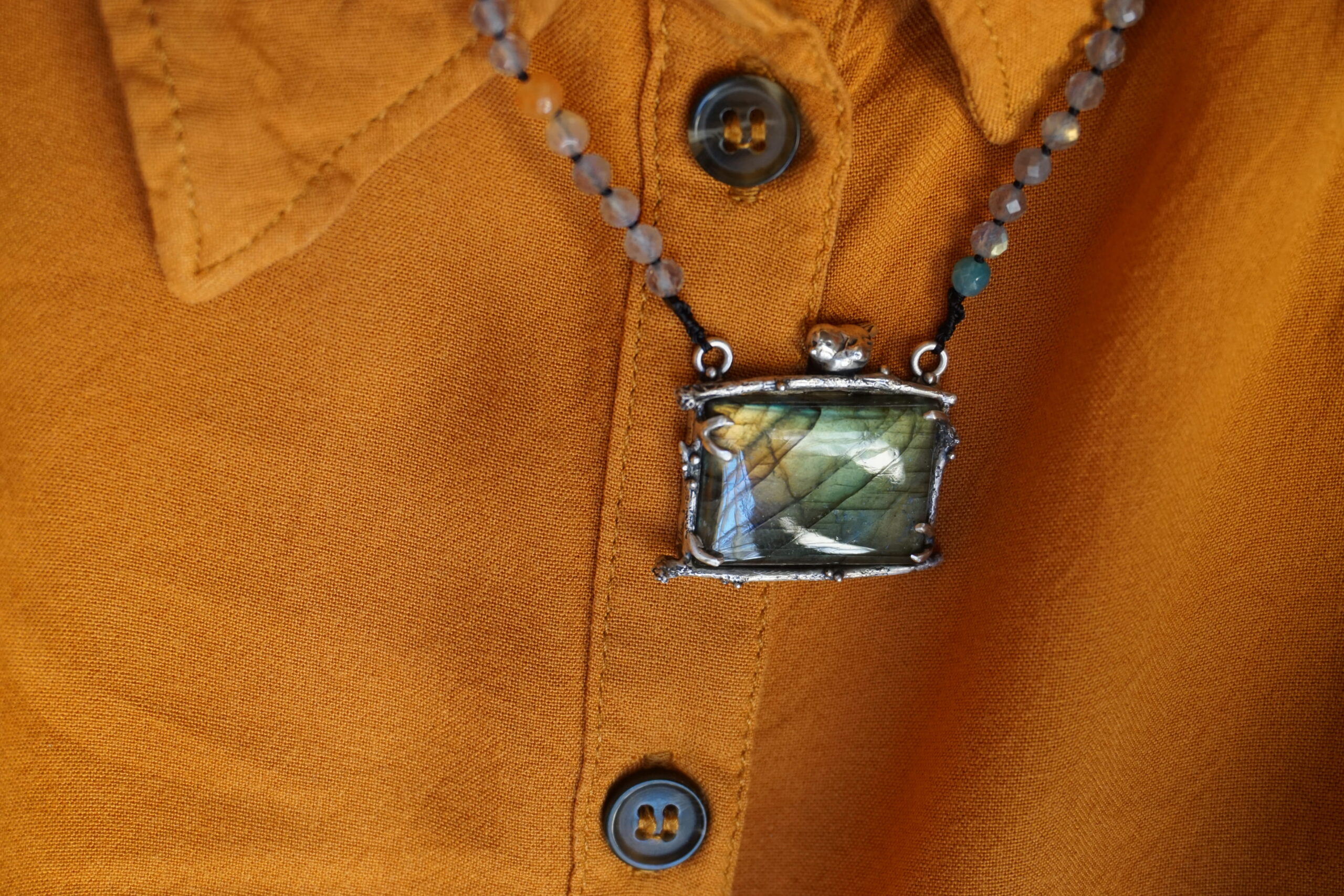 "Clori" labradorite e mandorlo - ciondolo (pezzo unico) - immagine 2