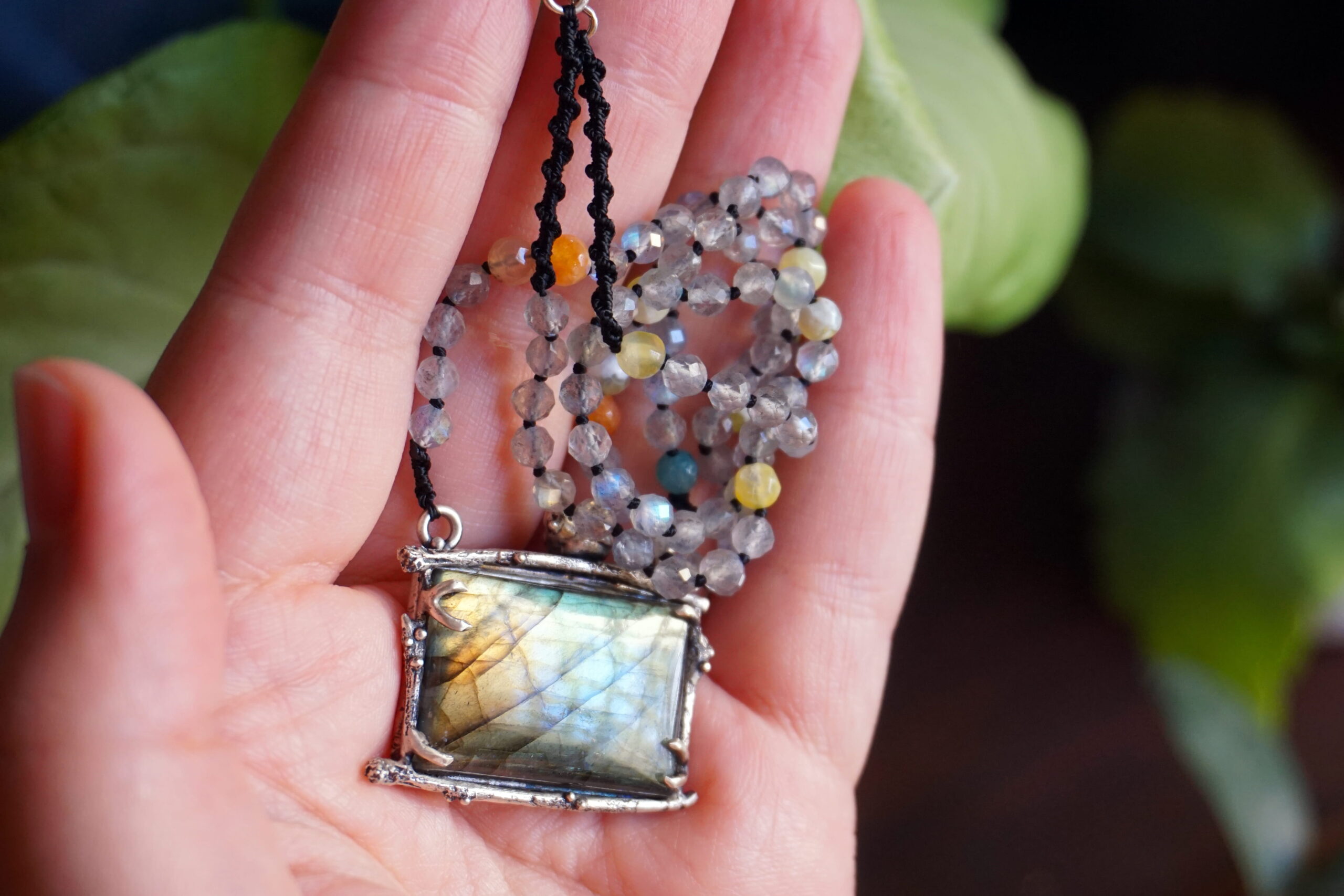 "Clori" labradorite e mandorlo - ciondolo (pezzo unico) - immagine 4