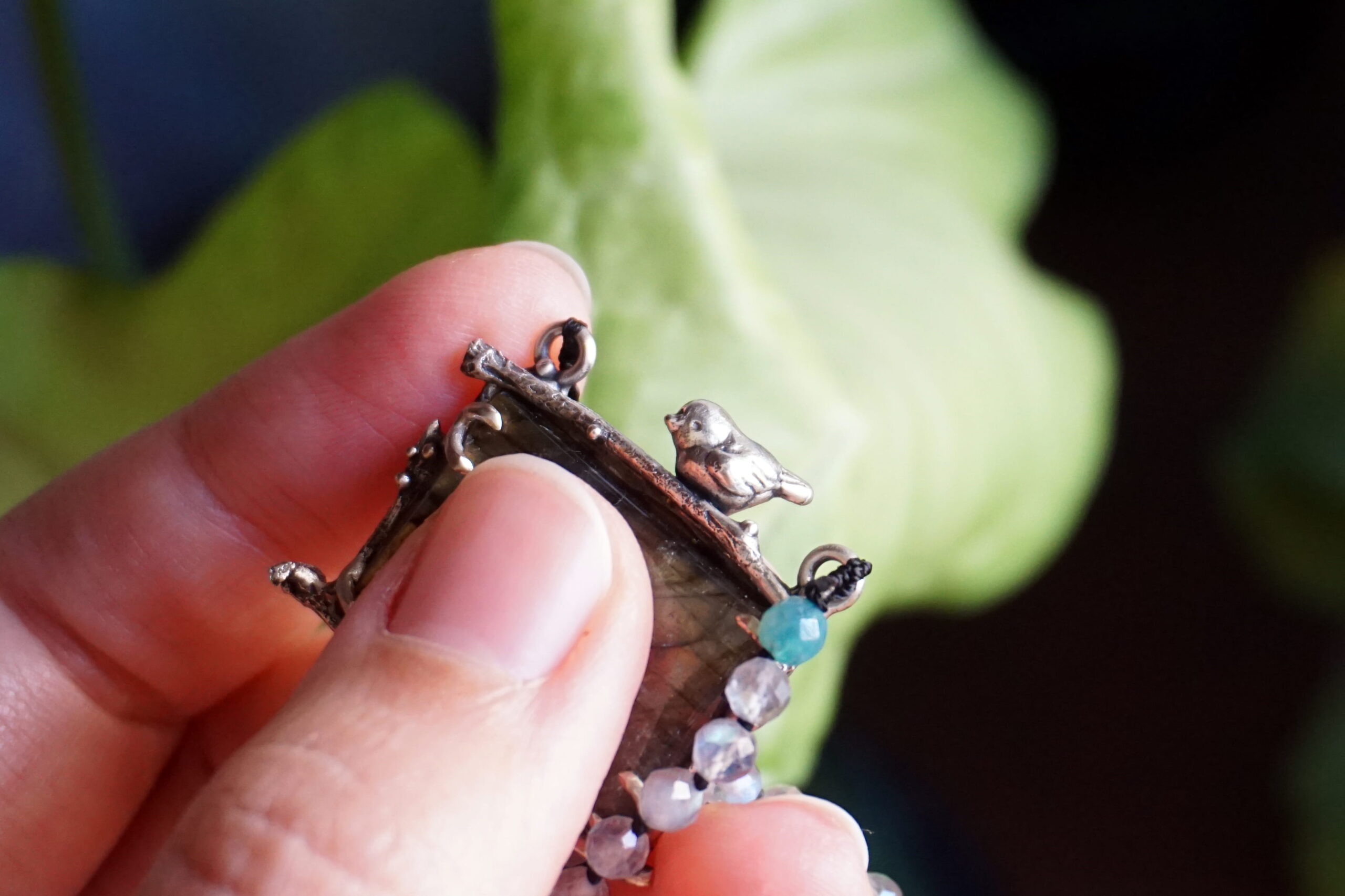 "Clori" labradorite e mandorlo - ciondolo (pezzo unico) - immagine 5