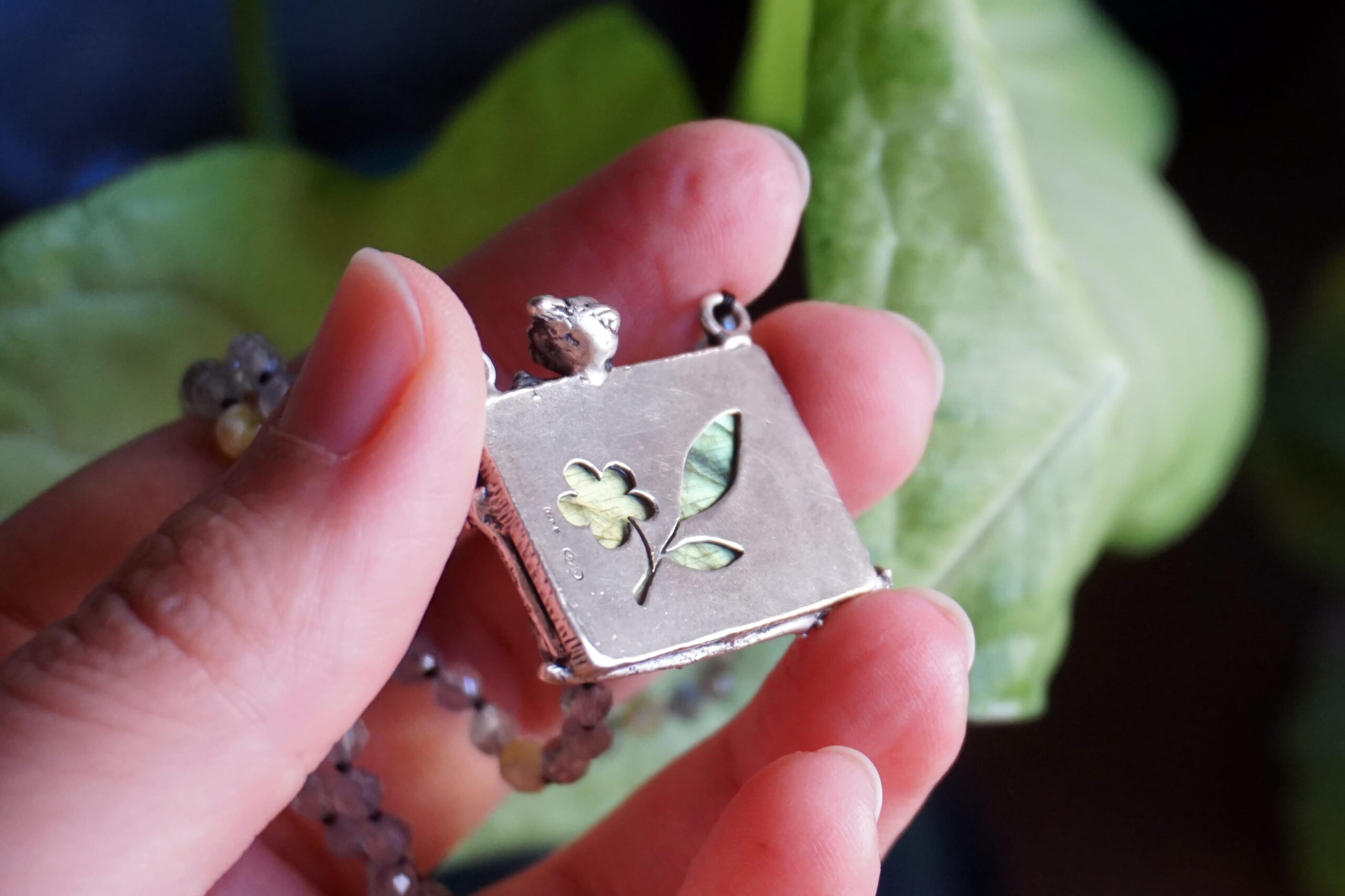 "Clori" labradorite e mandorlo - ciondolo (pezzo unico) - immagine 6
