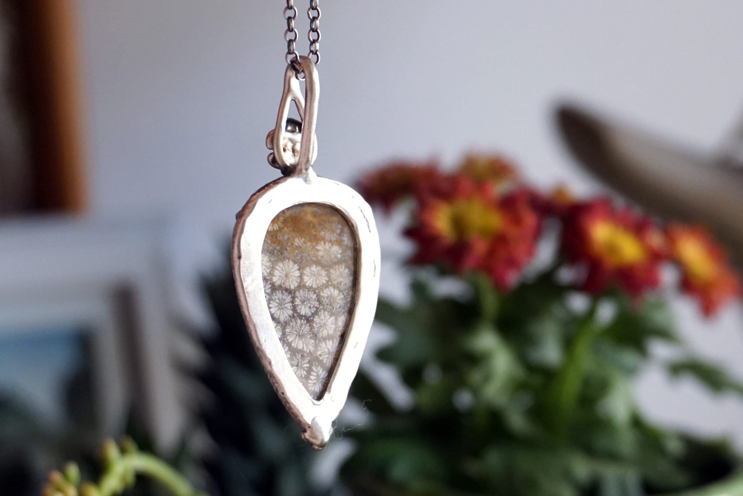 "Campo di margherite" corallo fossile - ciondolo (pezzo unico) - immagine 3
