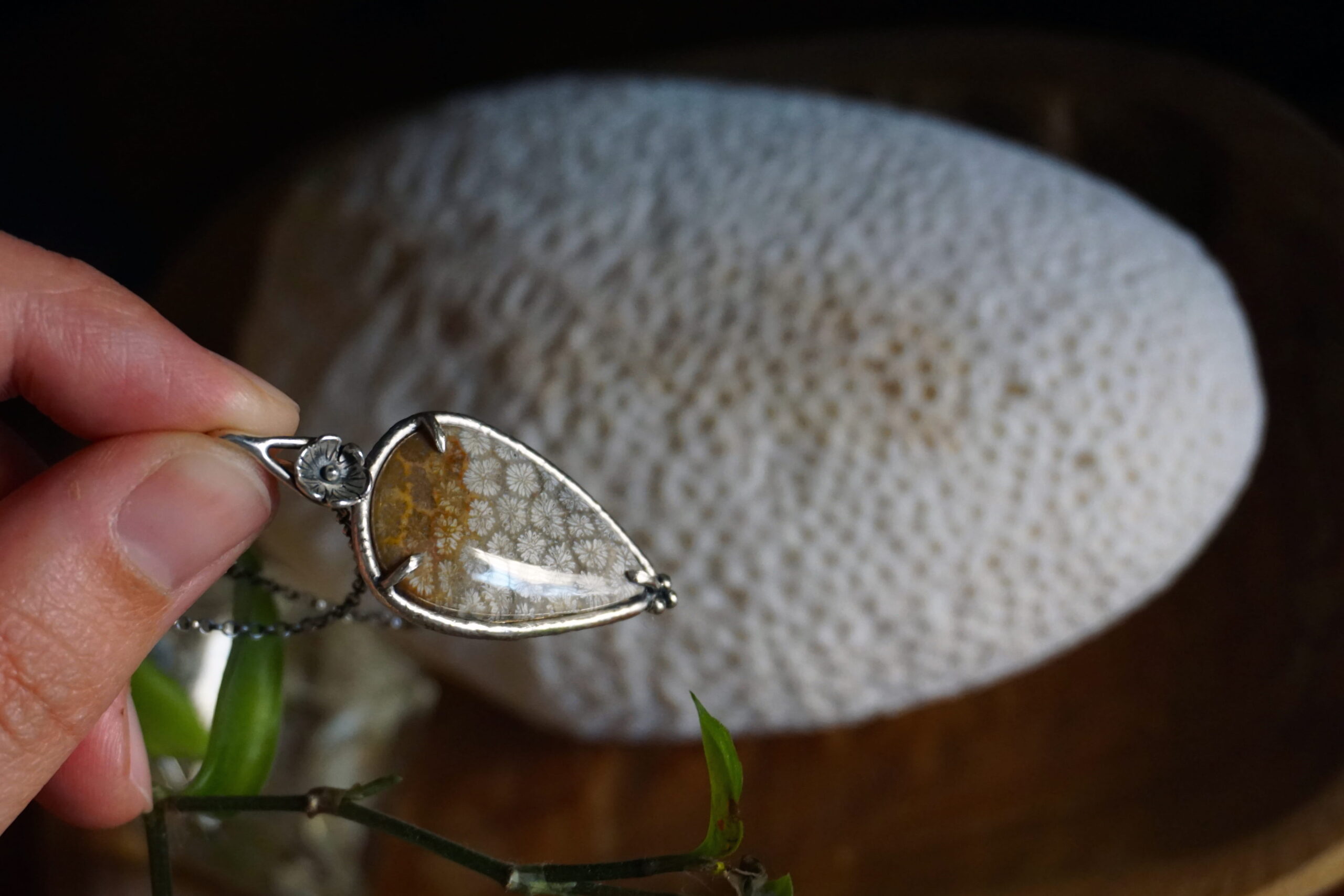 "Campo di margherite" corallo fossile - ciondolo (pezzo unico) - immagine 5