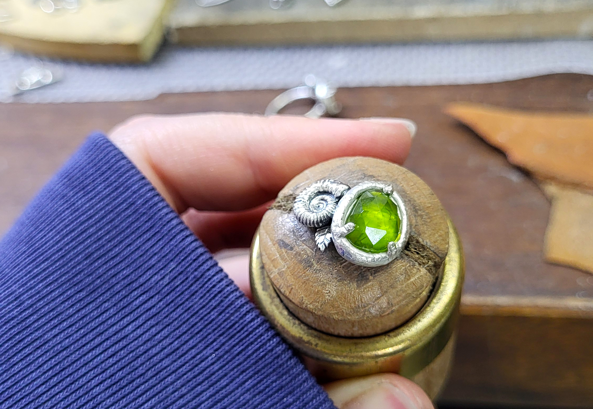 (Taglia 18.5) Linea "Naturalia", ammonite e vesuvianite - (pezzo unico) - immagine 2