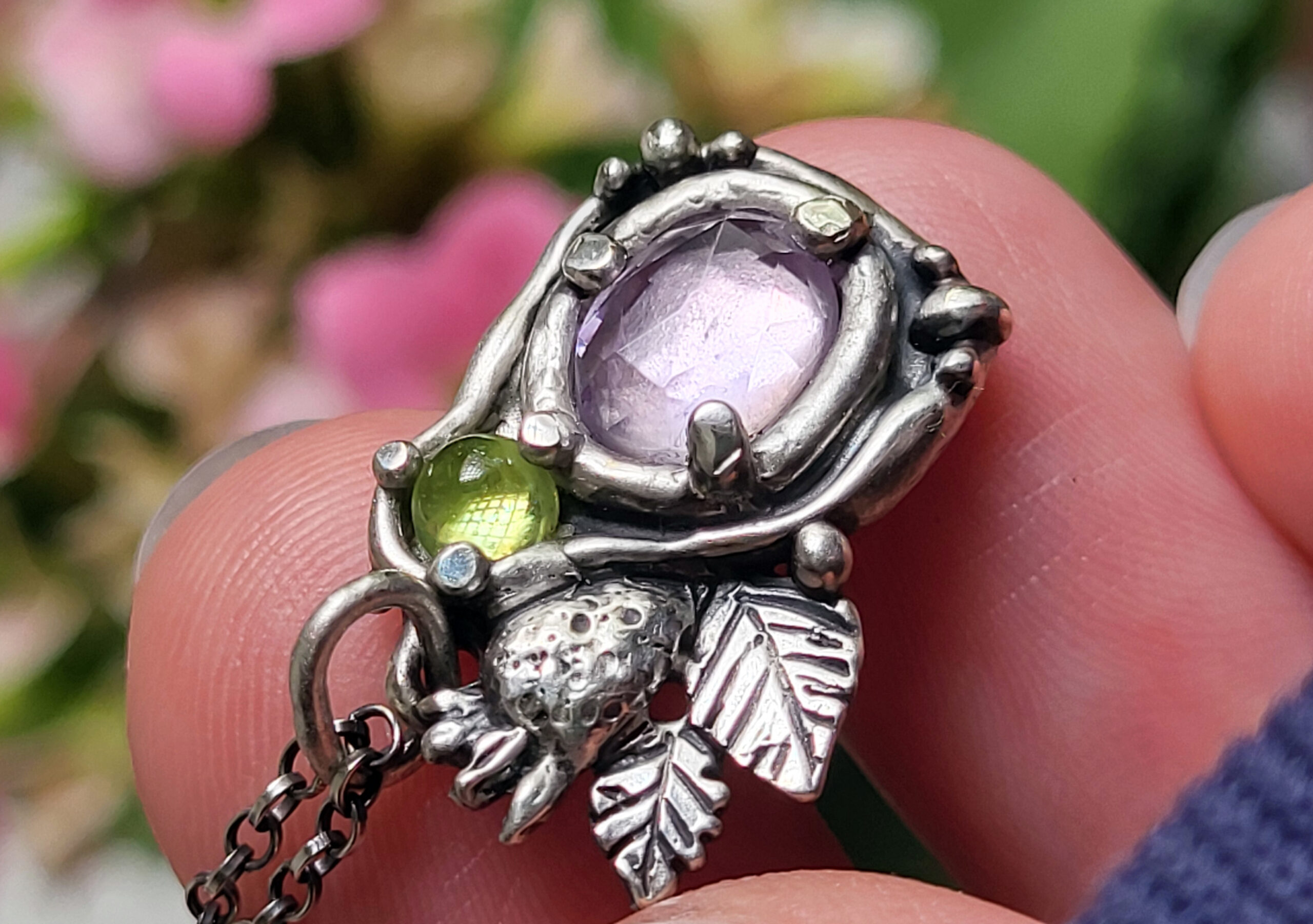 "Giardino all'inglese" peridoto e ametista lavanda, fragolina e foglie - ciondolo (pezzo unico) - immagine 2