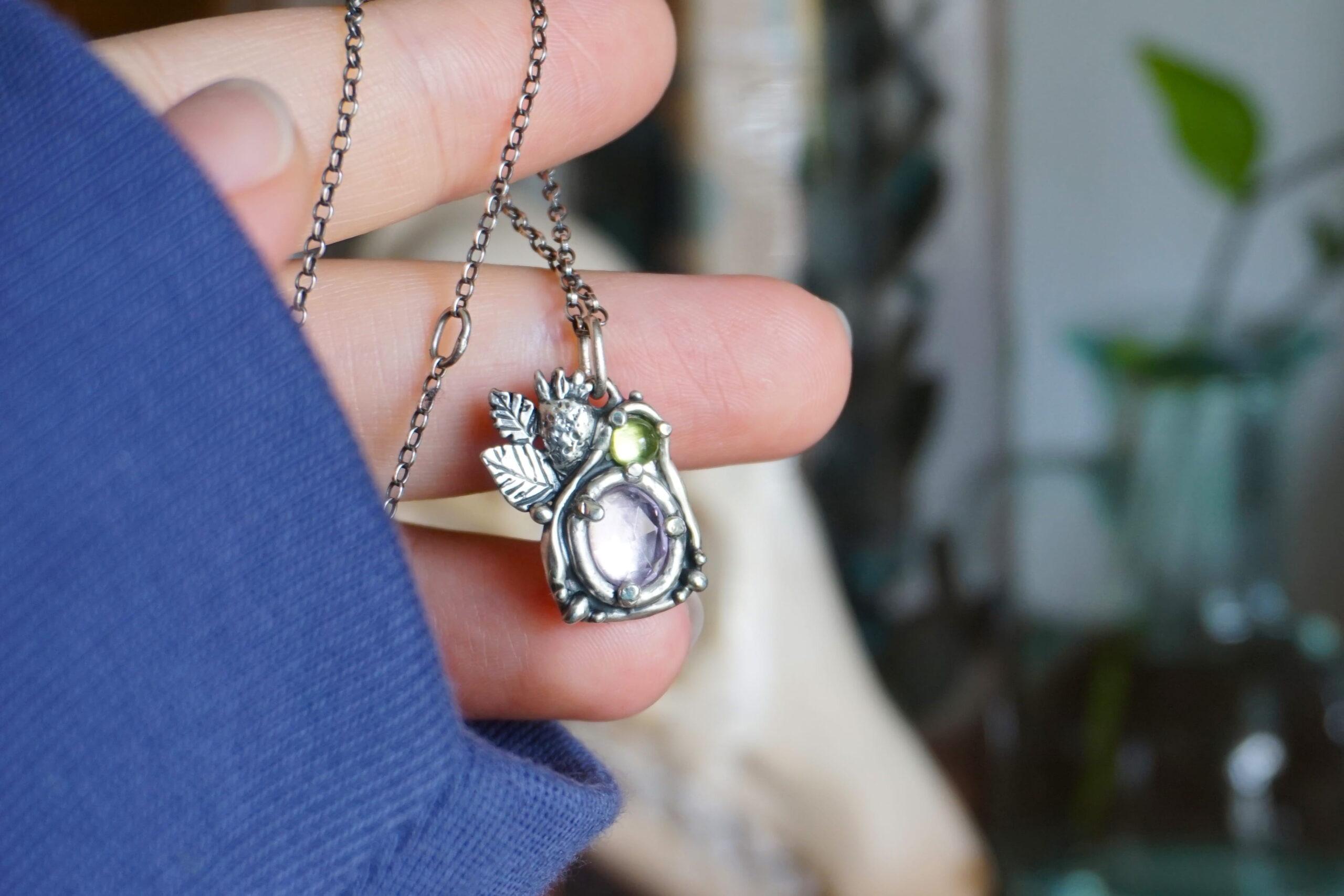 "Giardino all'inglese" peridoto e ametista lavanda, fragolina e foglie - ciondolo (pezzo unico) - immagine 3