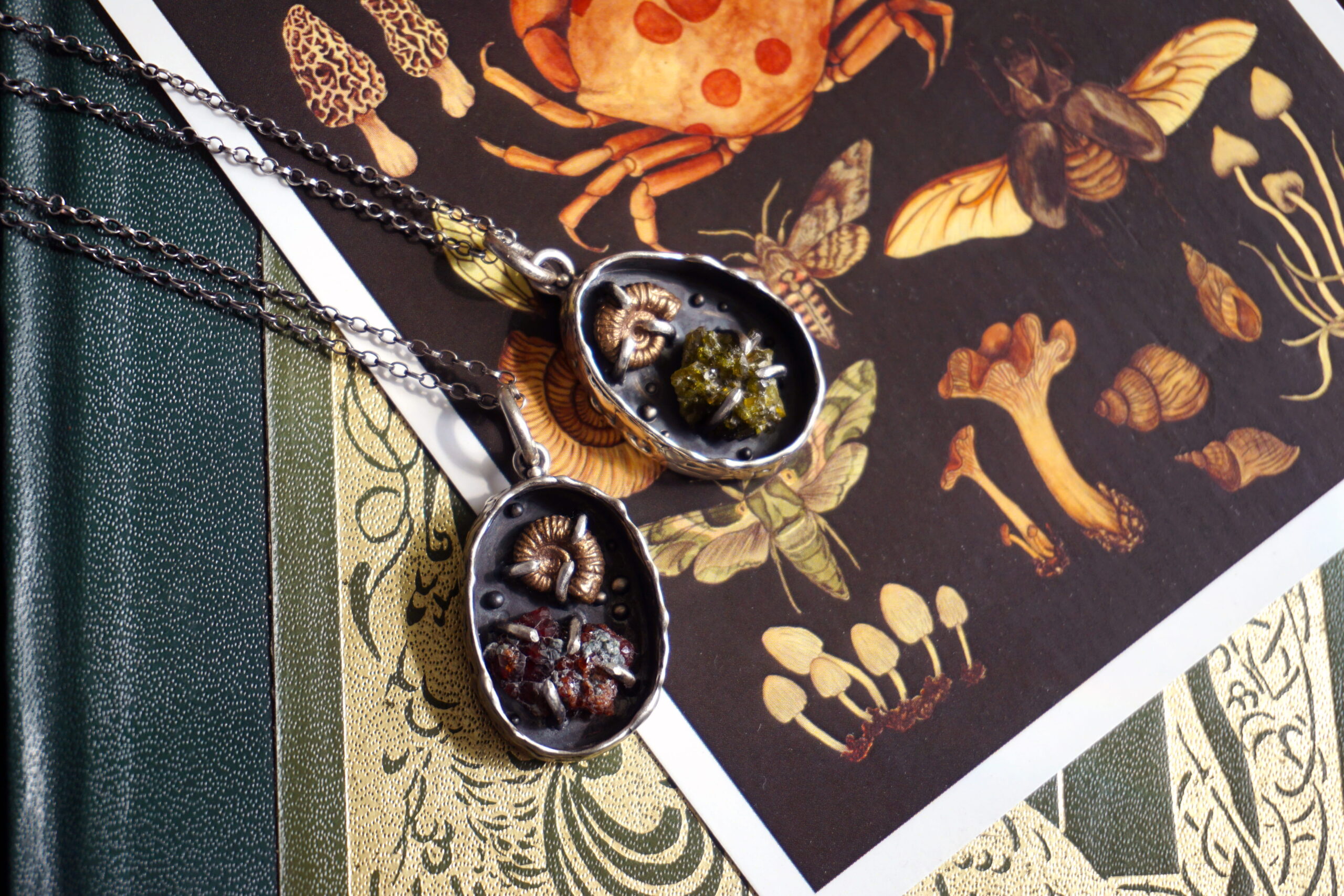 Linea "Naturalia" shadowbox con ammonite in bronzo e epidoto - ciondolo (pezzo unico) - immagine 4