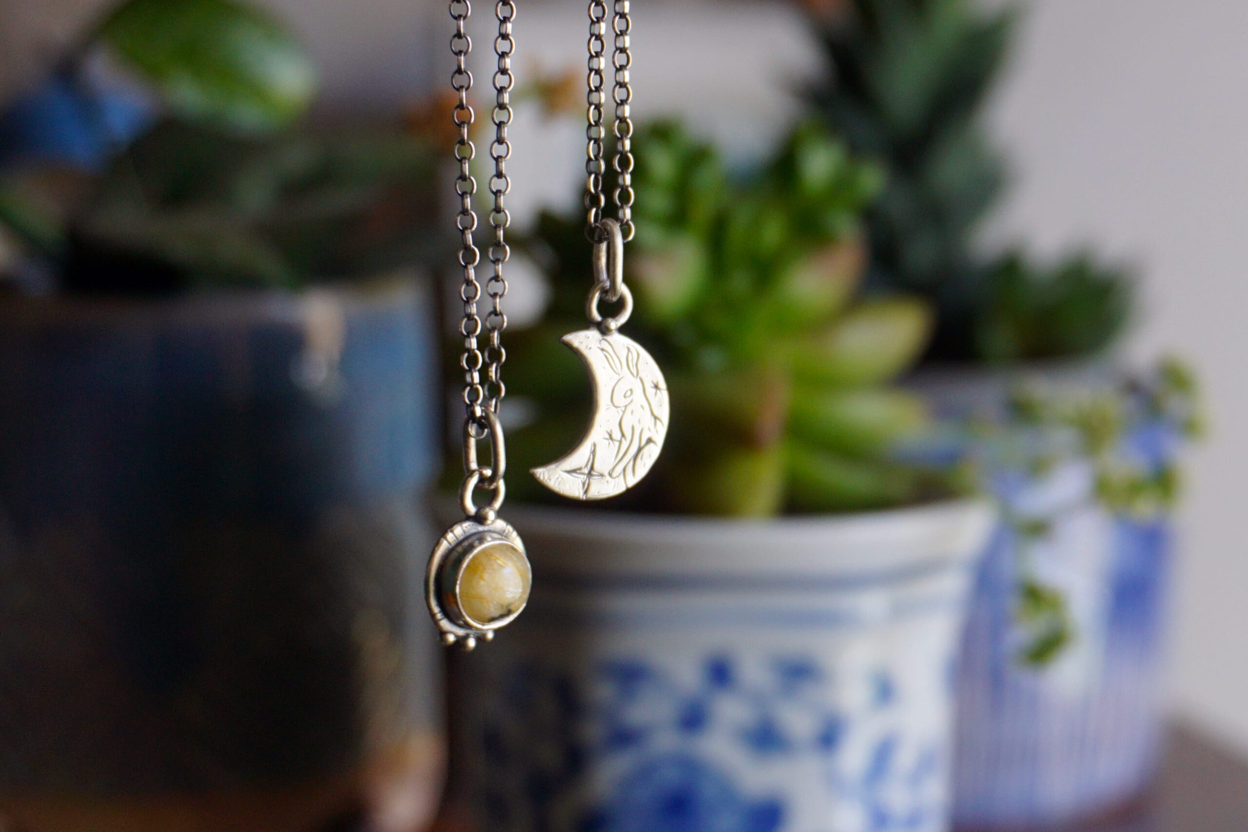 Luna incisa con lepre e quarzo rutilo - set 2 ciondoli (pezzo unico) - immagine 2