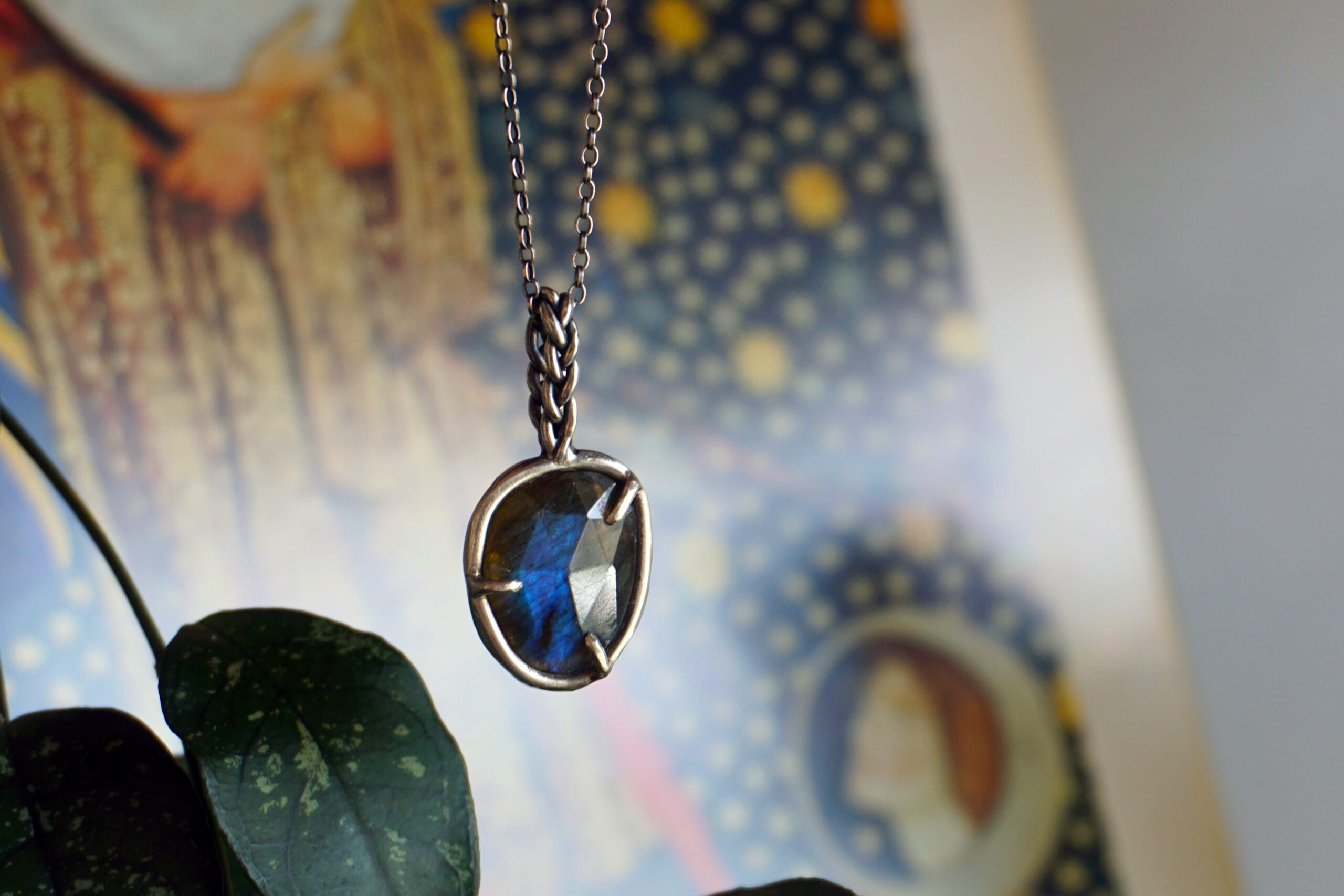 Piccolo firmamento, con labradorite blu - ciondolo (pezzo unico) - immagine 4